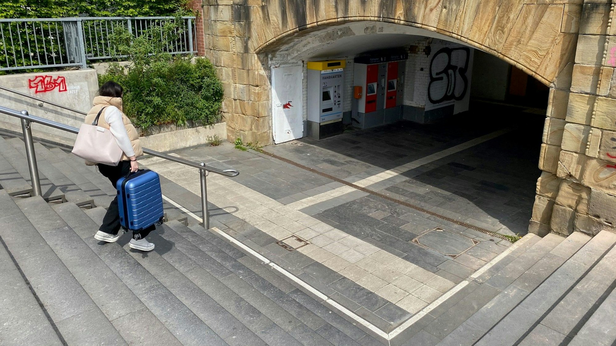 Zu sehen ist die Treppe, die zur Unterführung der Gleise führt.