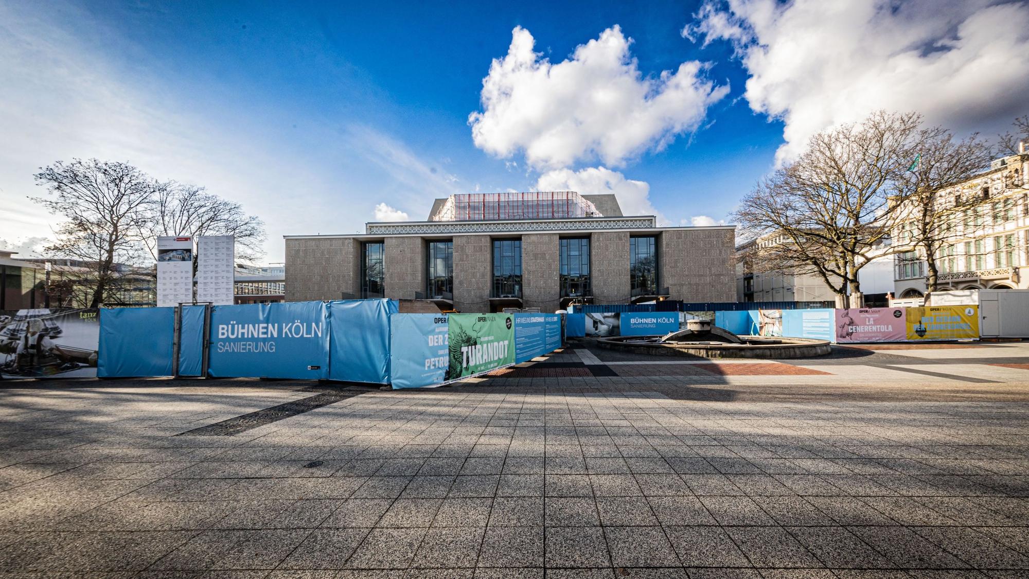 Die Kölner Oper ist von Bauzäunen eingekreist.