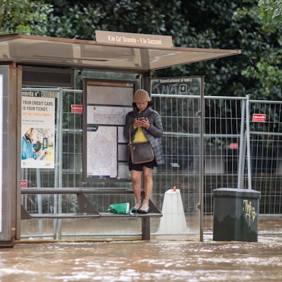 Eine Frau steht auf einer Sitzbank einer Bushaltestelle in Mailand. Die Stadt wurde nach schweren Regenfällen teilweise meterhoch überschwemmt.
