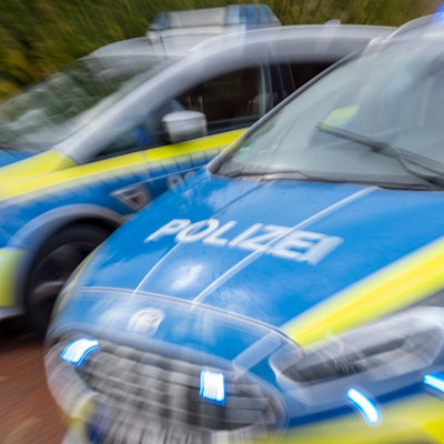Polizeifahrzeug im Einsatz.