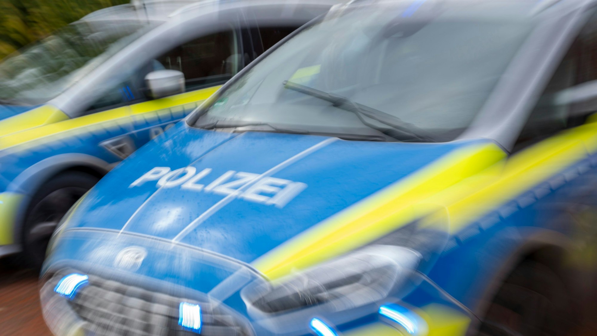 Ein Fahrzeug der Polizei im Einsatz.