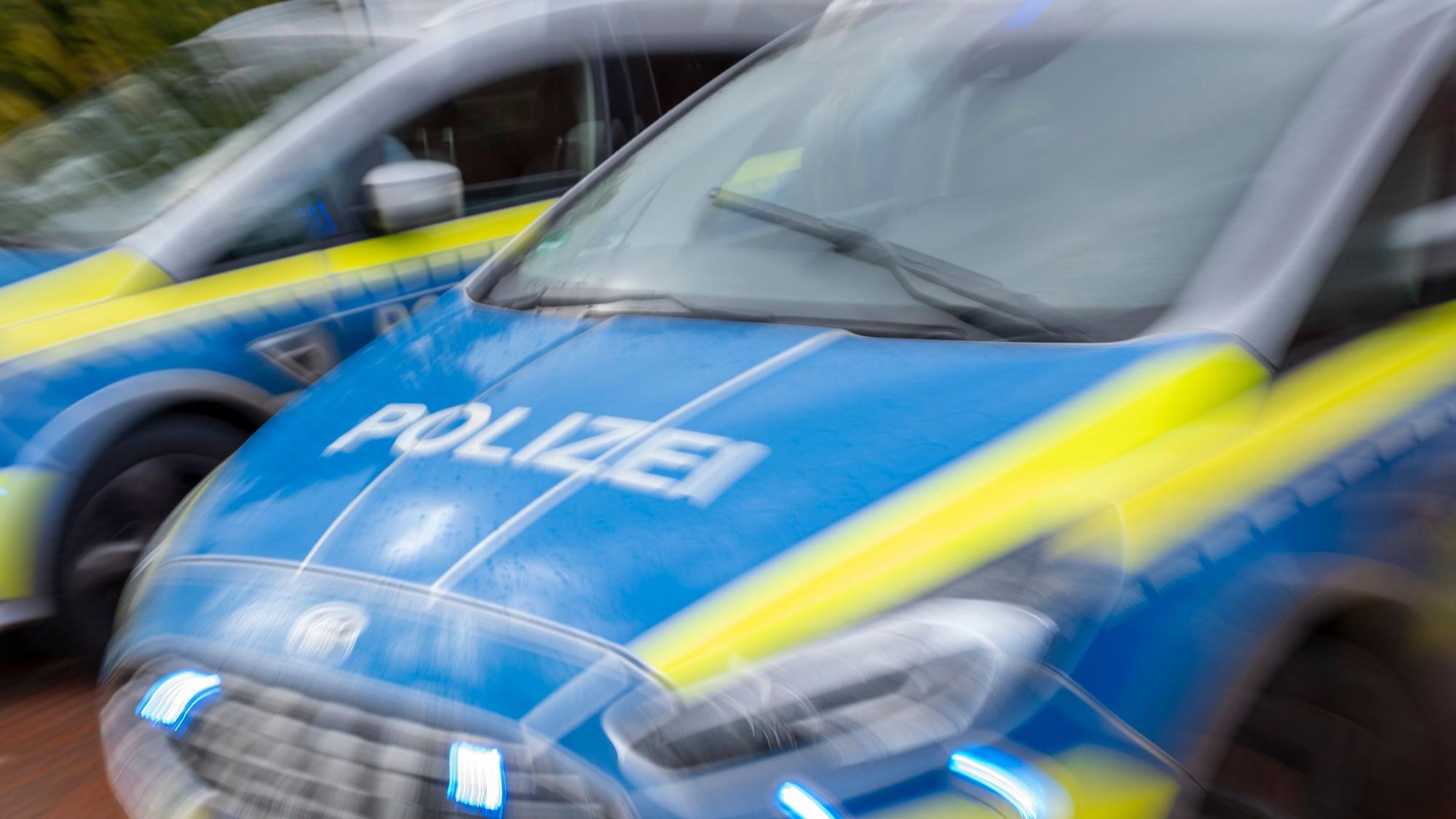 Polizeifahrzeug im Einsatz.