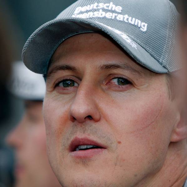 Michael Schumacher blickt kurz vor dem Start eines Formel-1-Rennens in die Kamera. Er trägt eine Kappe seines Teams Mercedes. Mit Ferrari wurde Schumacher zwischen 2000 und 2004 fünfmal Formel-1-Weltmeister.