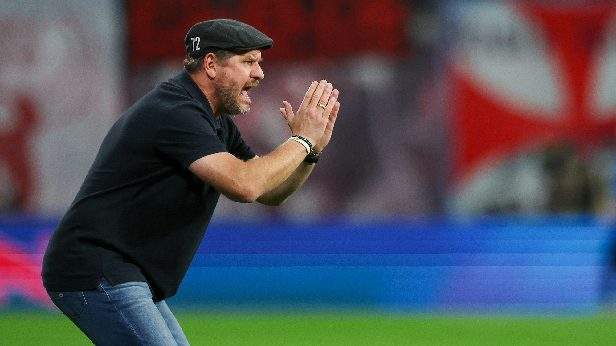 Kölns Trainer Steffen Baumgart reagiert am Spielfeldrand.