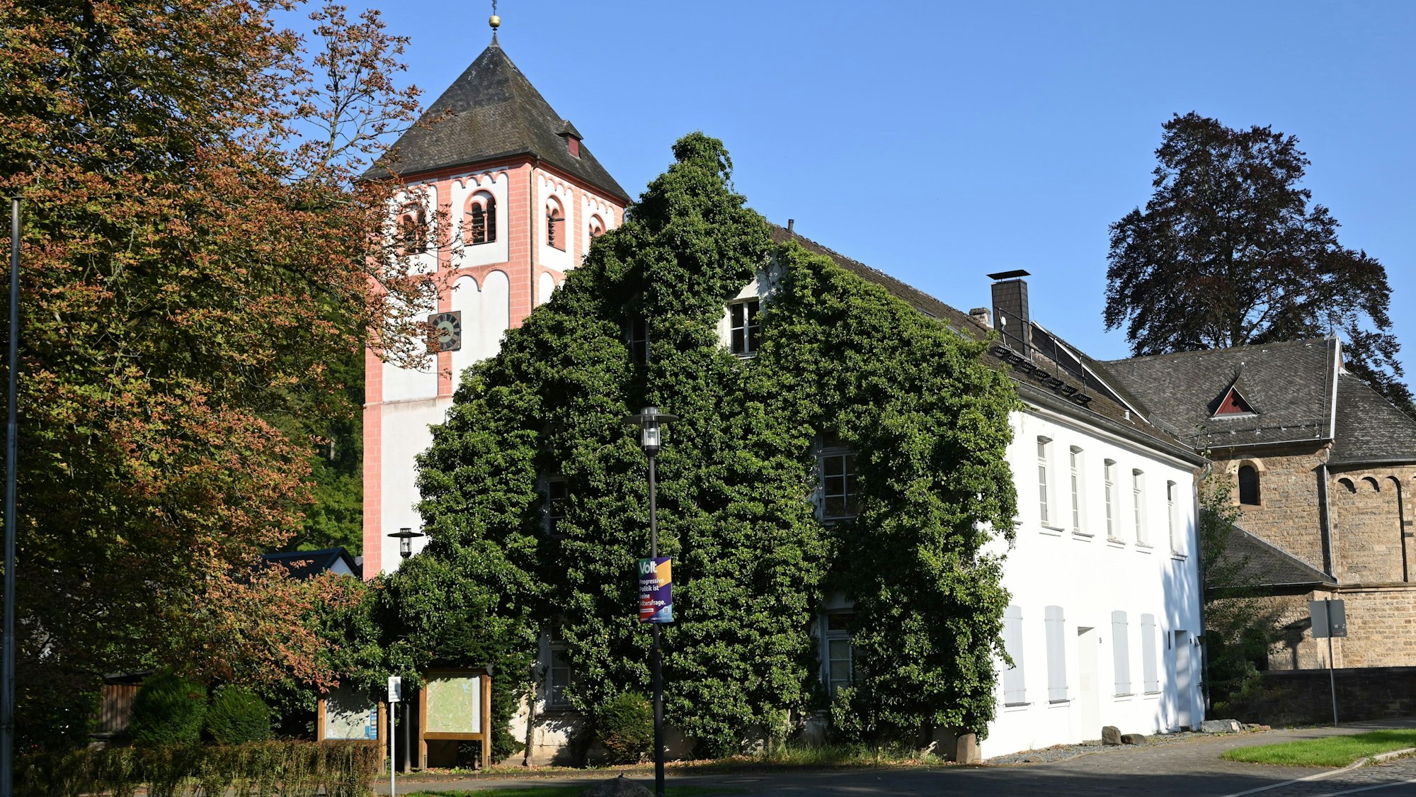 Alte Kaplanei in Odenthal mit Efeu an der Fassade.