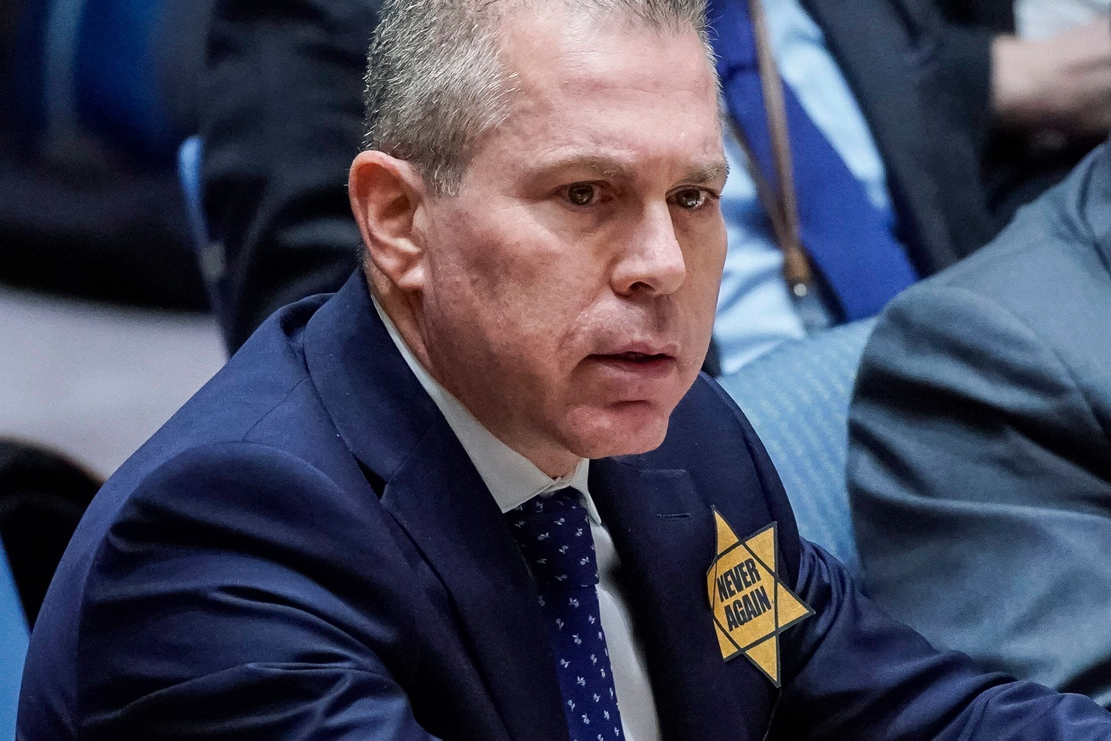 Gilad Erdan, Israels UN-Botschafter, trägt einen gelben Davidstern mit der Aufschrift "Nie wieder" und spricht im Hauptquartier der Vereinten Nationen zu den Mitgliedern des UN-Sicherheitsrats.