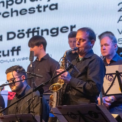 Ein Saxofonist in den Reihen einer Bigband.