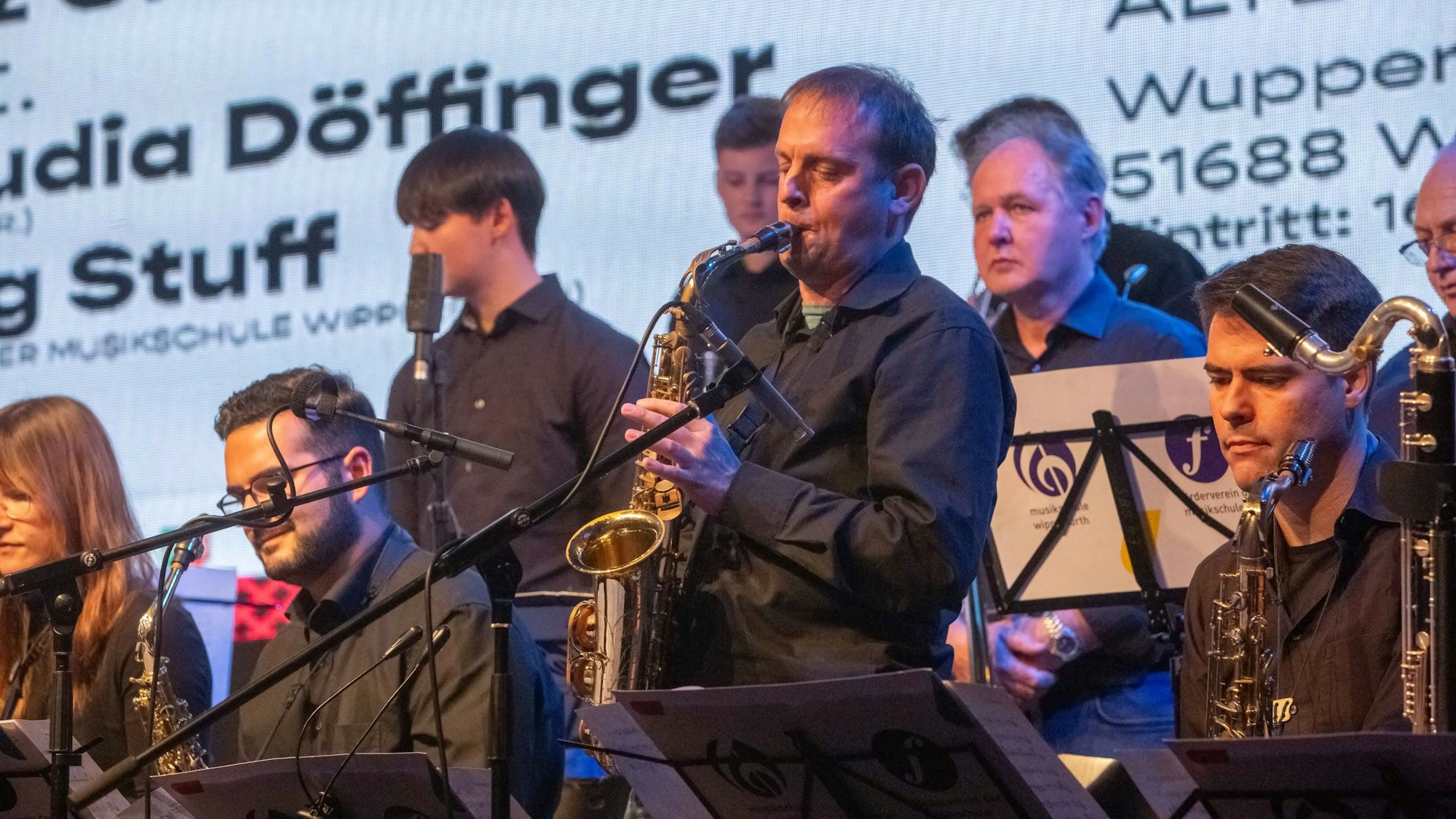 Ein Saxofonist in den Reihen einer Bigband.