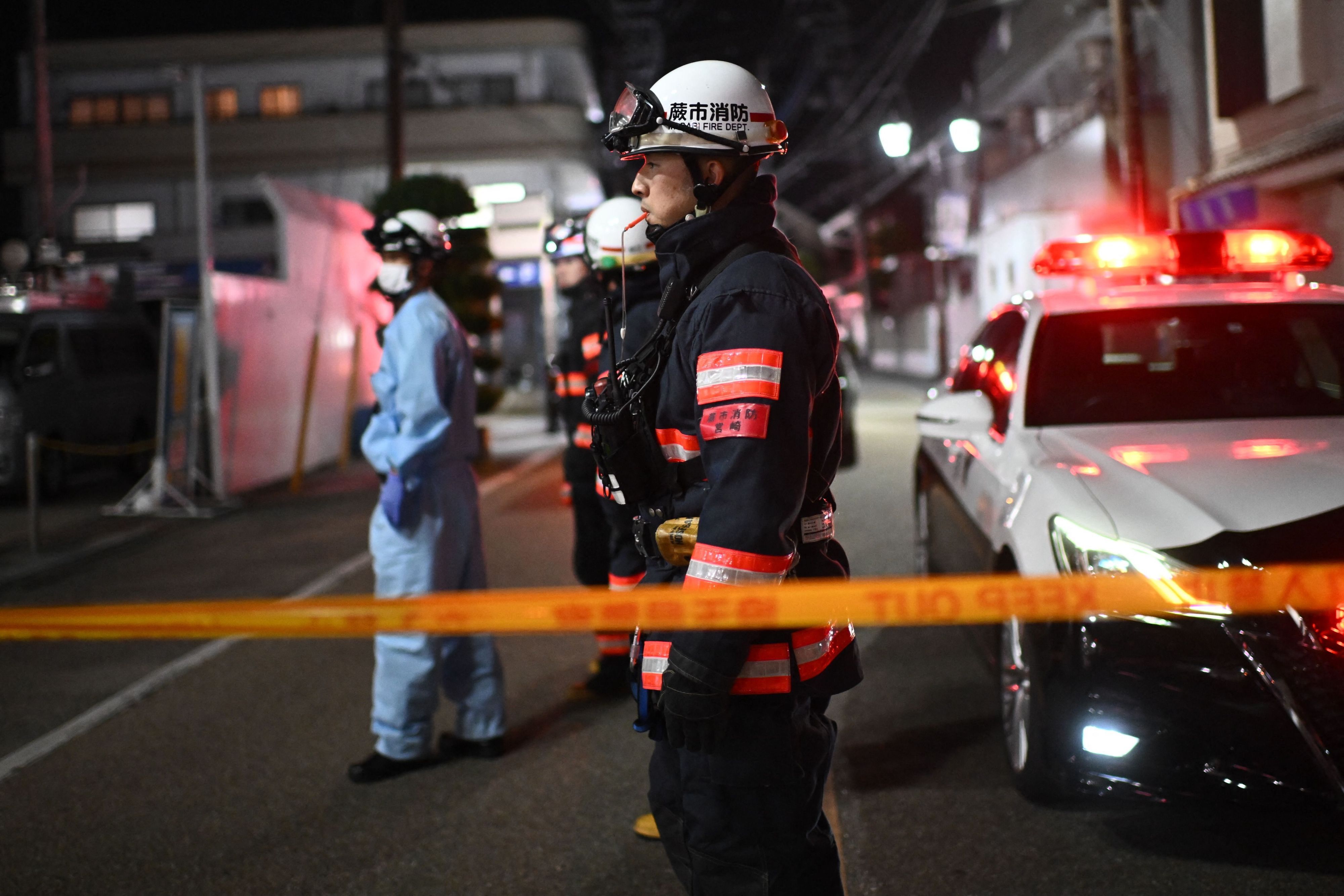Feuerwehrleute stehen in der Nähe eines Postamtes, in dem ein mutmaßlicher Bewaffneter am 31. Oktober 2023 in der Stadt Warabi in der Präfektur Saitama eine unbekannte Zahl von Menschen als Geiseln genommen hat.