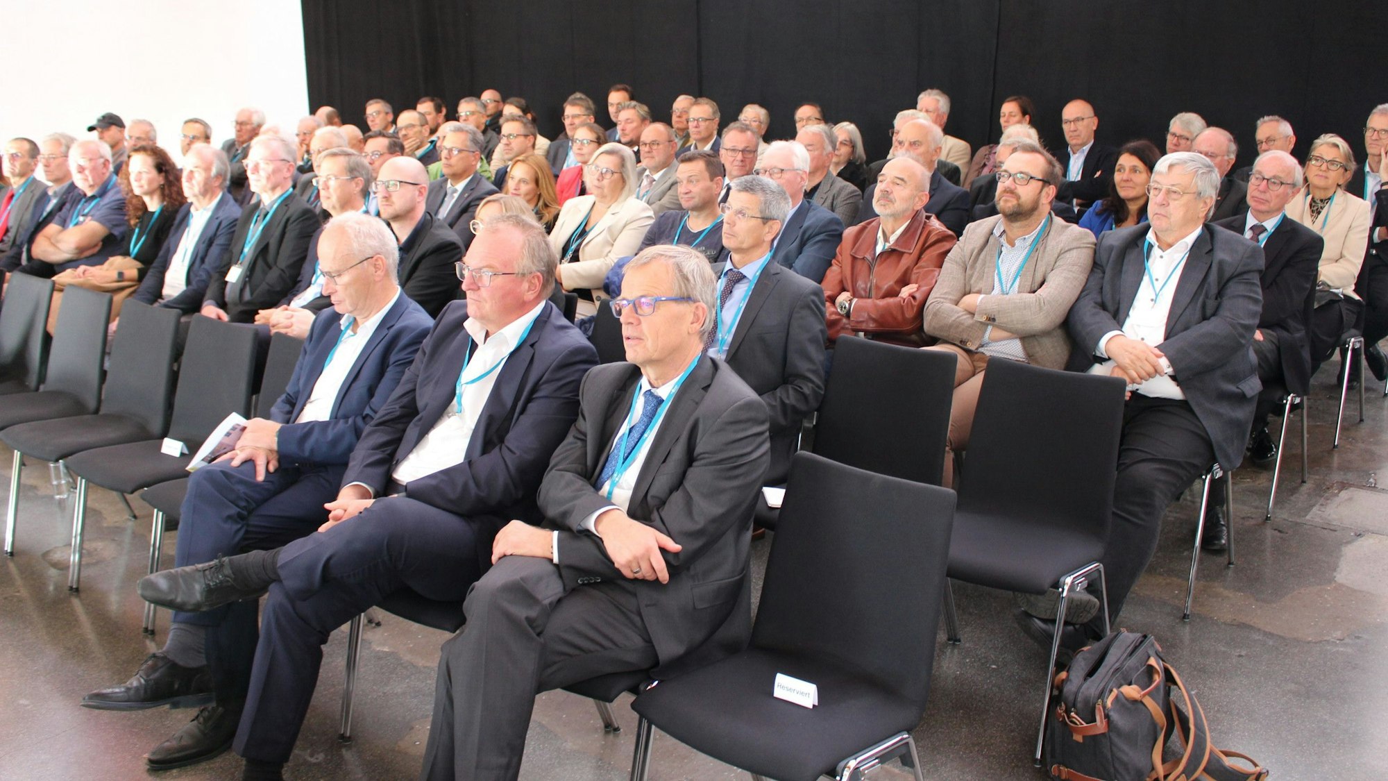Die rund 150 Gäste haben in den Stuhlreihen der alten Tuchfabrik in Euskirchen Platz genommen.