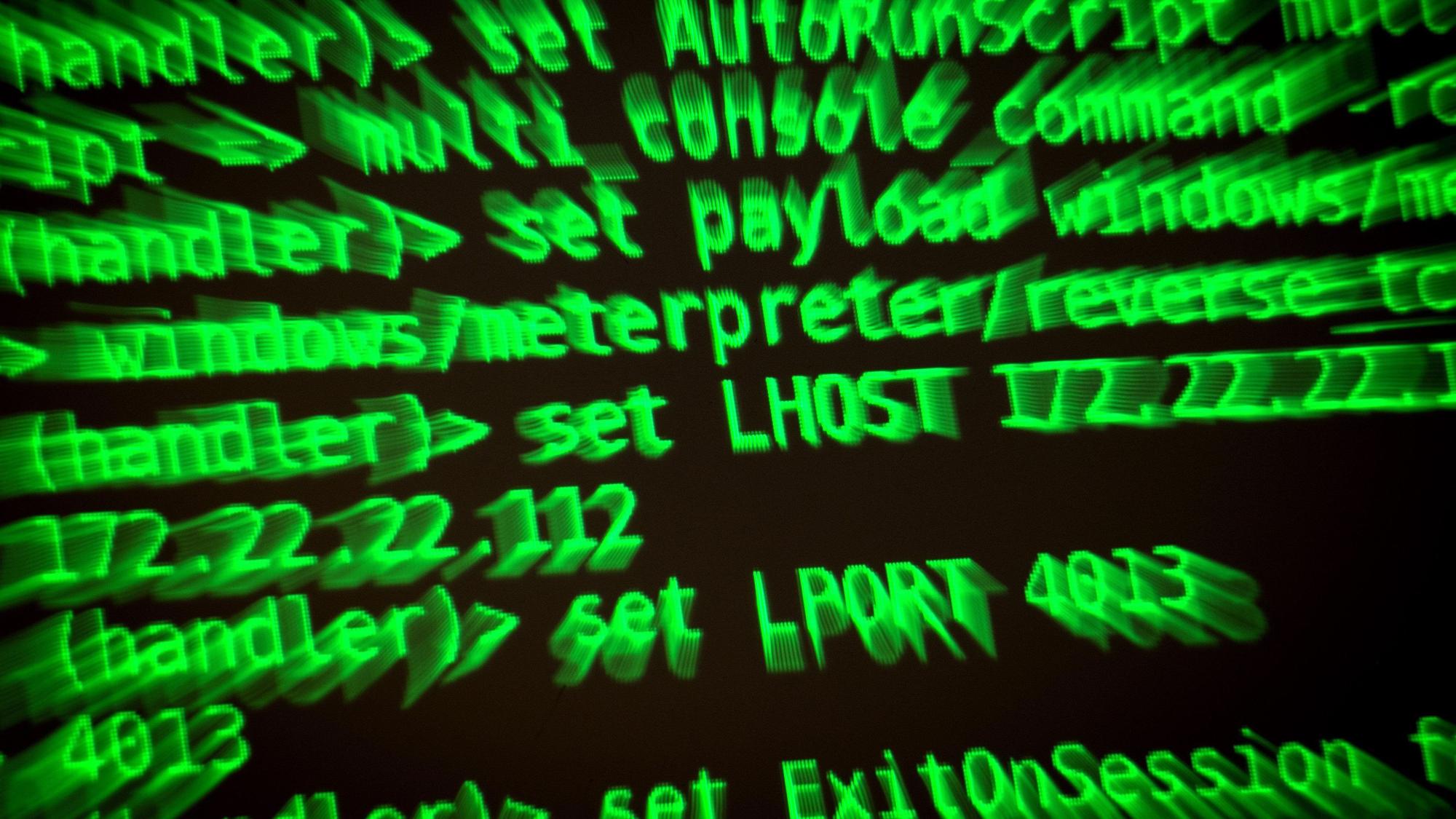 Buchstaben und Zahlen leuchten auf einem Bildschirm.
