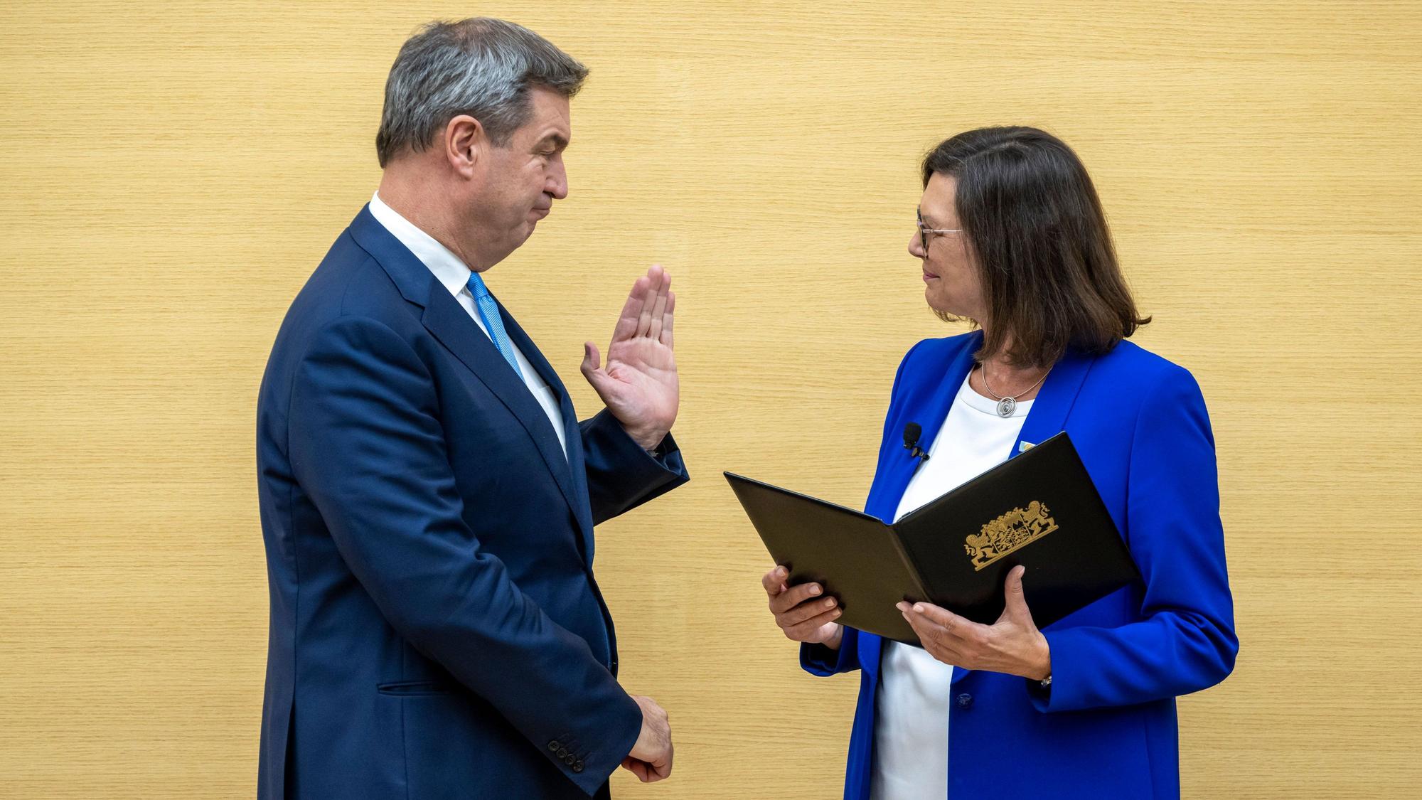 dpatopbilder - 31.10.2023, Bayern, München: Markus Söder (CSU), wird während der Sondersitzung des bayerischen Landtags von der Landtagspräsidentin Ilse Aigner (CSU) auf das Amt des bayerischen Ministerpräsidenten vereidigt. Foto: Peter Kneffel/dpa +++ dpa-Bildfunk +++