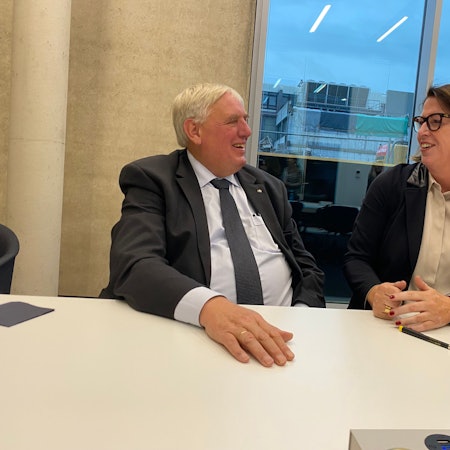 Arbeitsminister Karl-Josef Laumann im Gespräch mit Ulla Thönnissen, der Geschäftsführerin der Region Aachen.