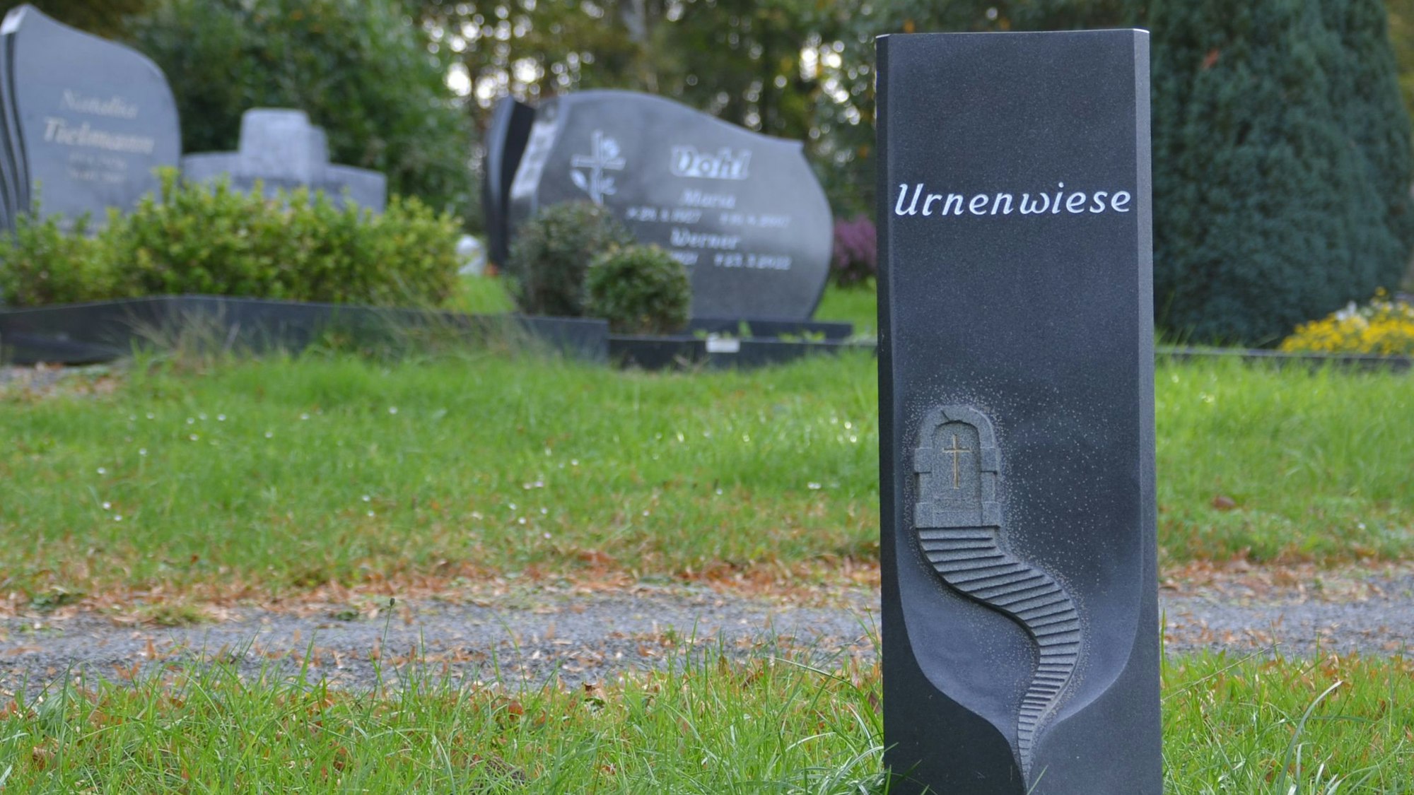 Eine Grabstele mit der Aufschrift Urnenwiese auf dem Bergfriedhof in Waldbröl.