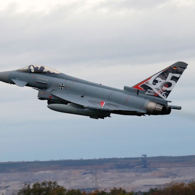 Auf dem Foto ist ein Eurofighter beim Start in Nörvenich zu sehen.