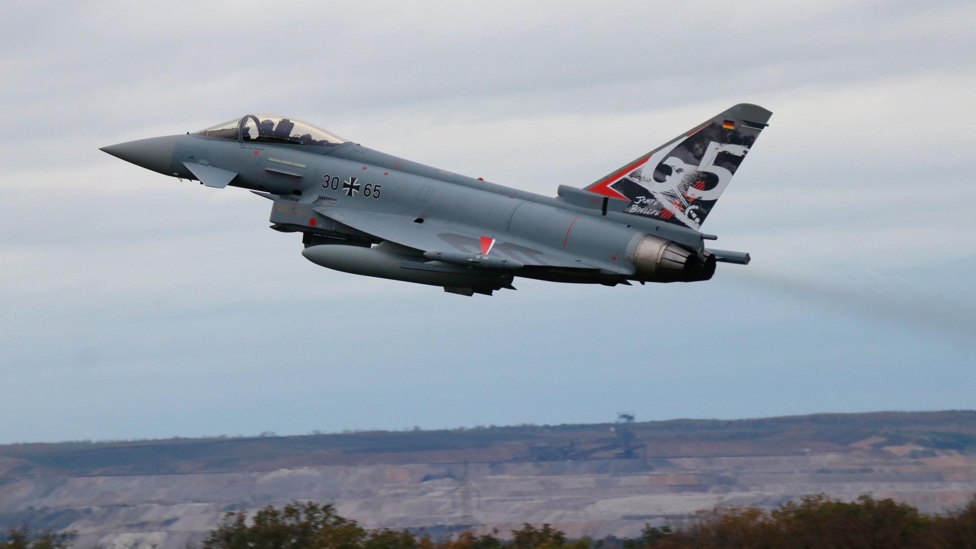 Ein Eurofighter steigt am Fliegerhorst Nörvenich auf.