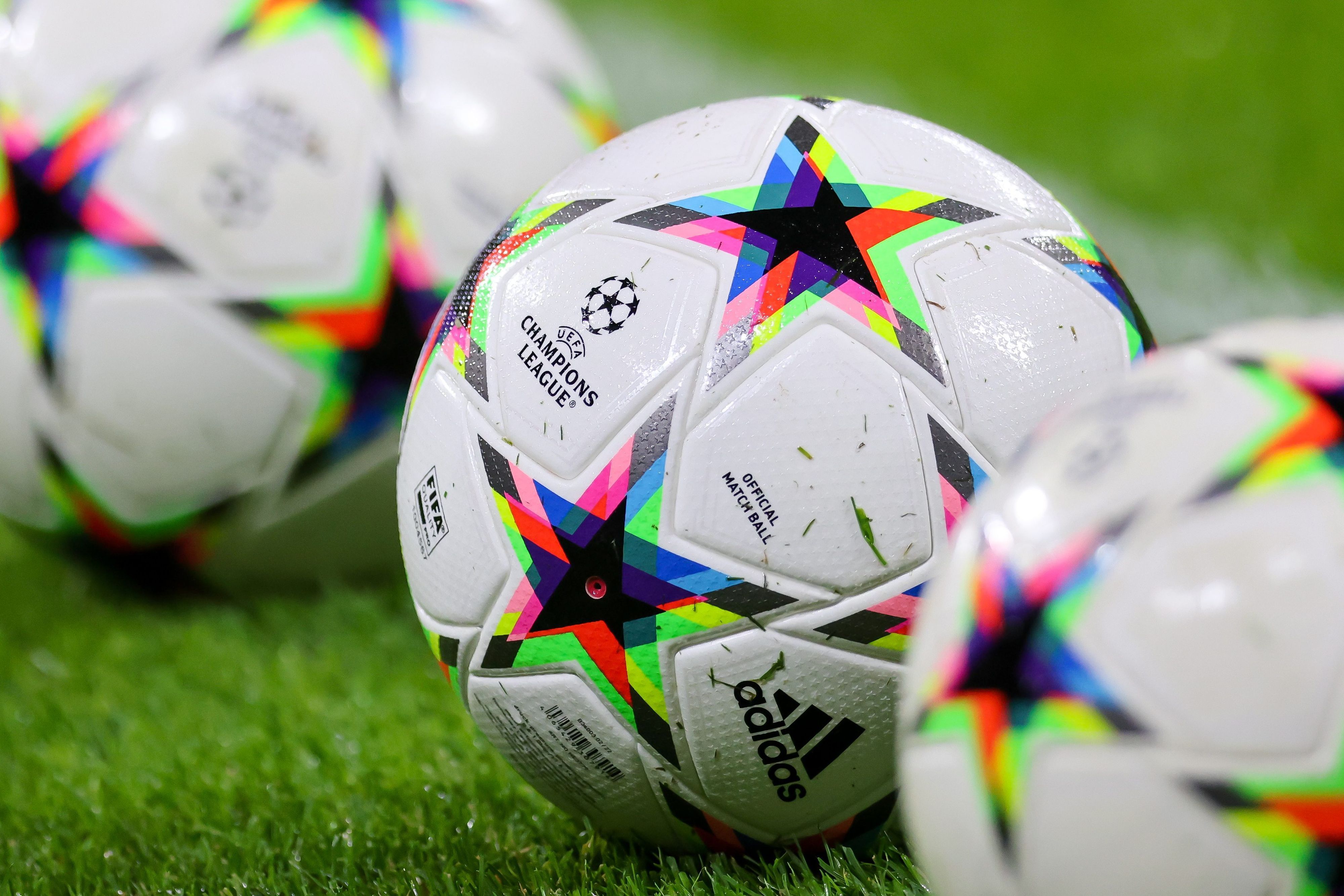 Champions League, Gruppenphase, Gruppe F, 5. Spieltag RB Leipzig – Real Madrid. Fußball mit dem Logo der Champions League liegen auf dem Rasen.