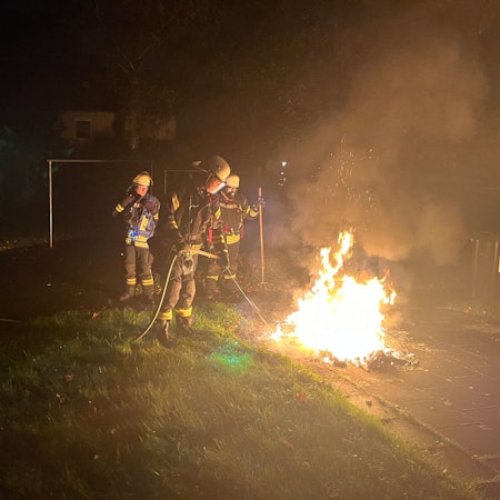Feuerwehrleute löschten zwischen Königsberger und Stettiner Straße gleich drei Brände.