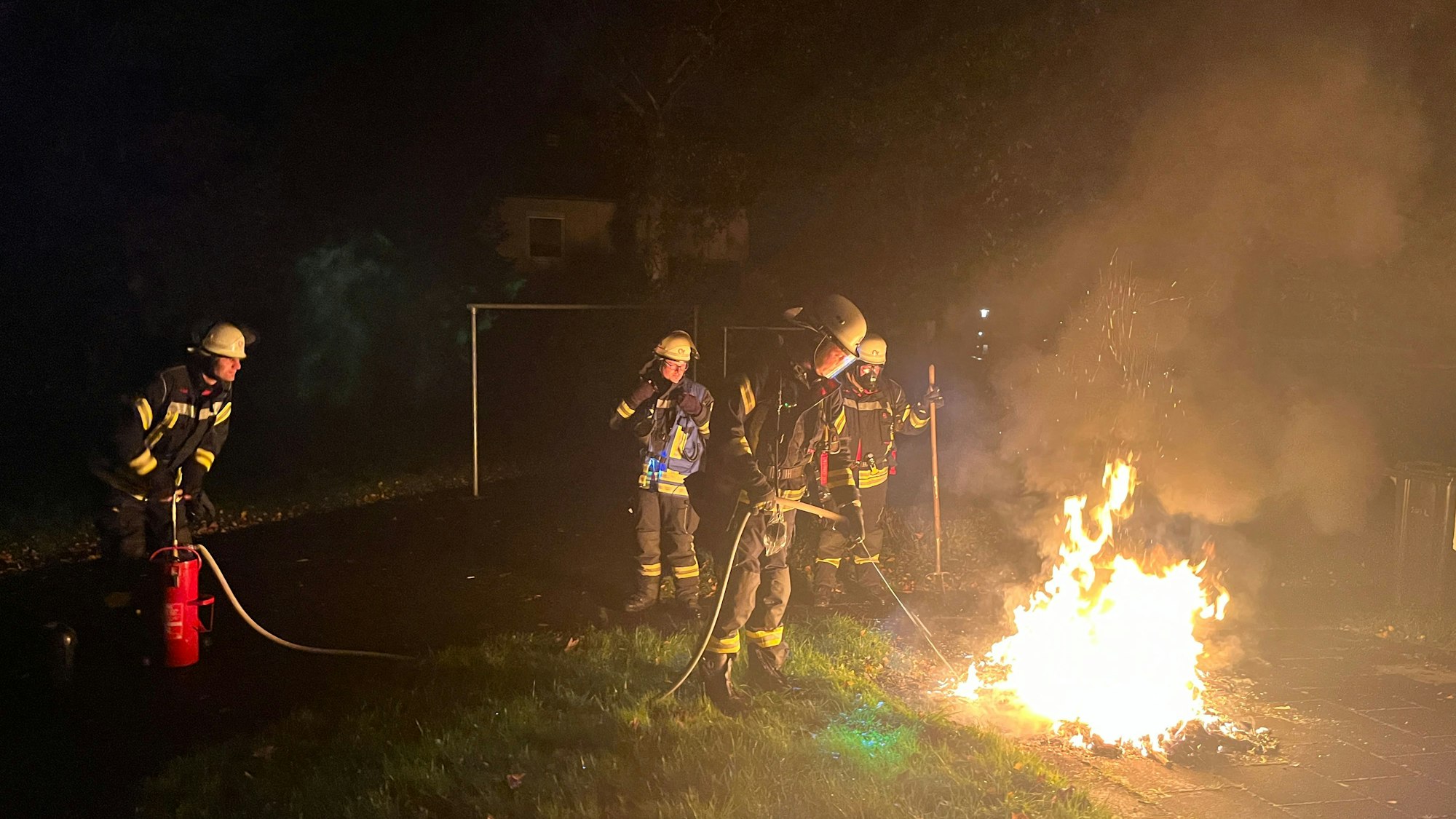 Feuerwehrleute löschten zwischen Königsberger und Stettiner Straße gleich drei Brände.
