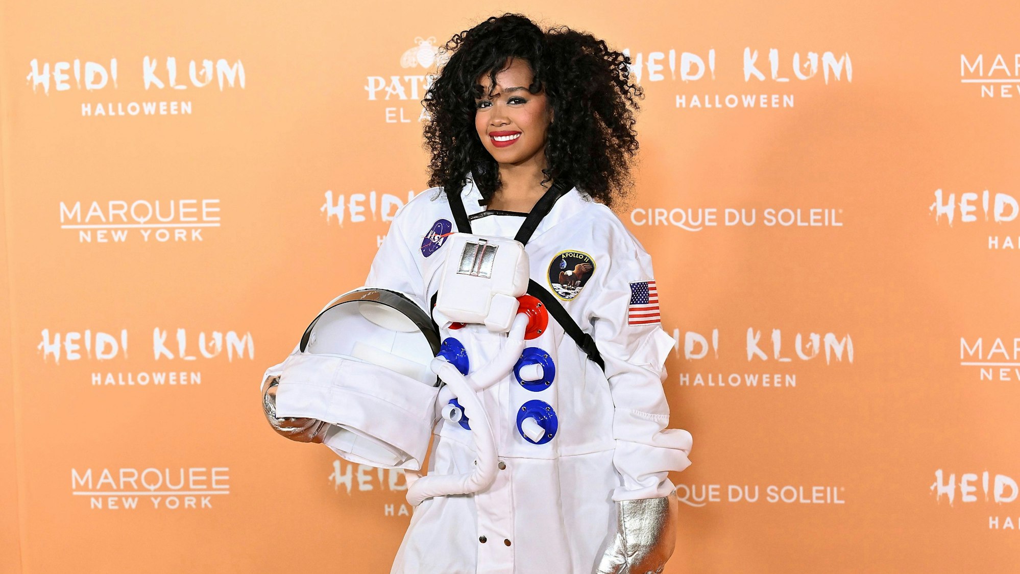 Sängerin H.E.R. im Astronautenkostüm.