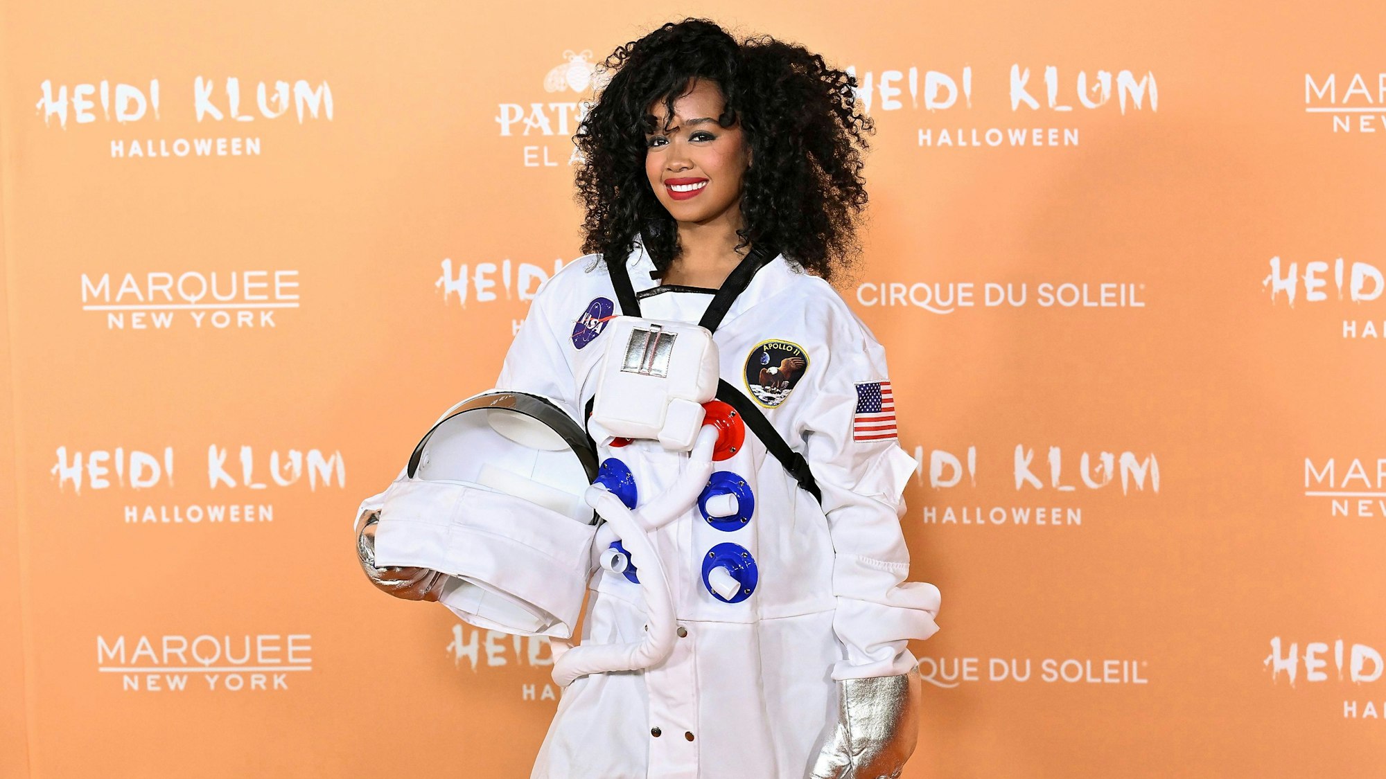 Sängerin H.E.R. im Astronautenkostüm.