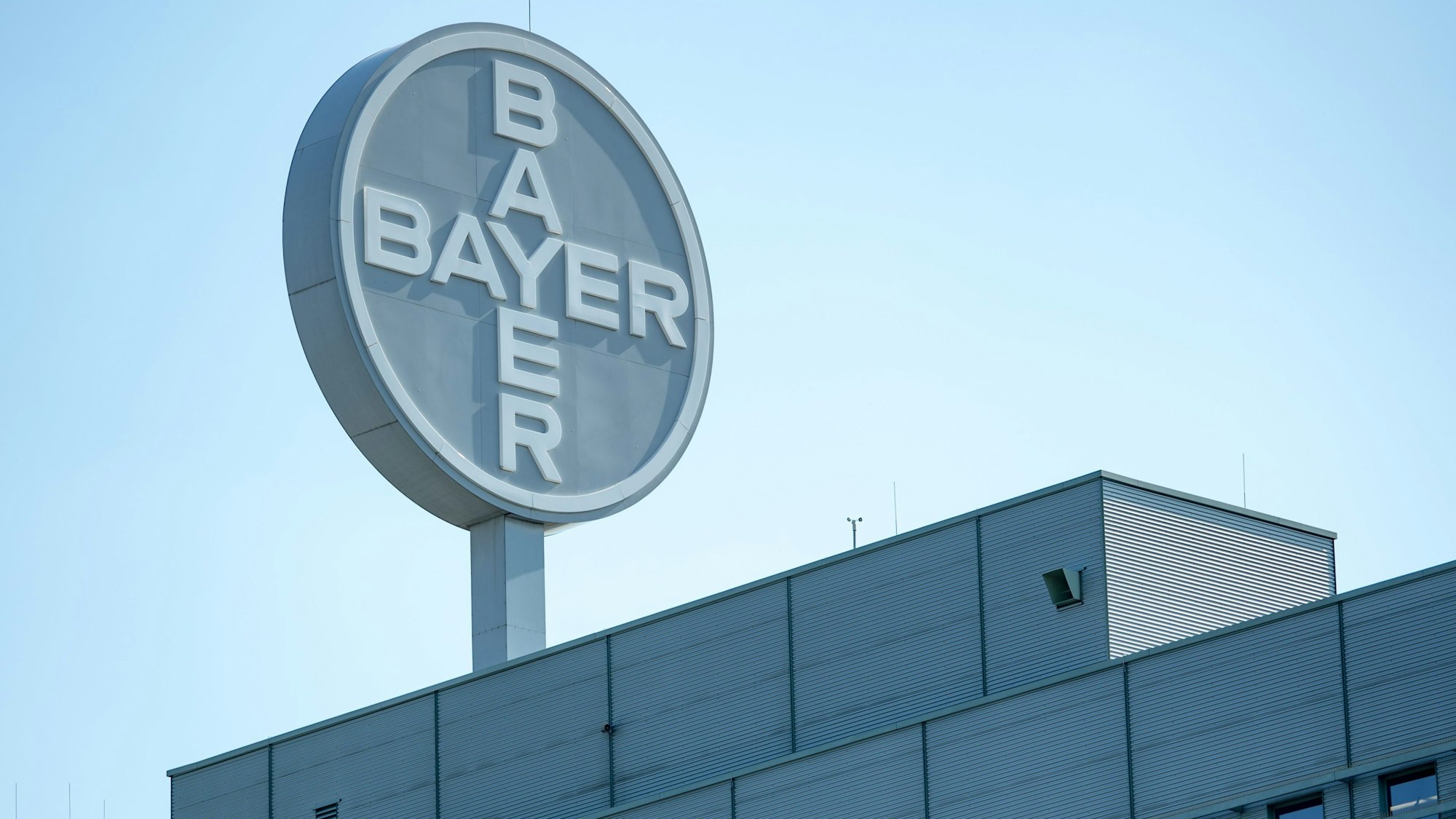 Blick auf das Logo am Werk der Bayer Bitterfeld GmbH.