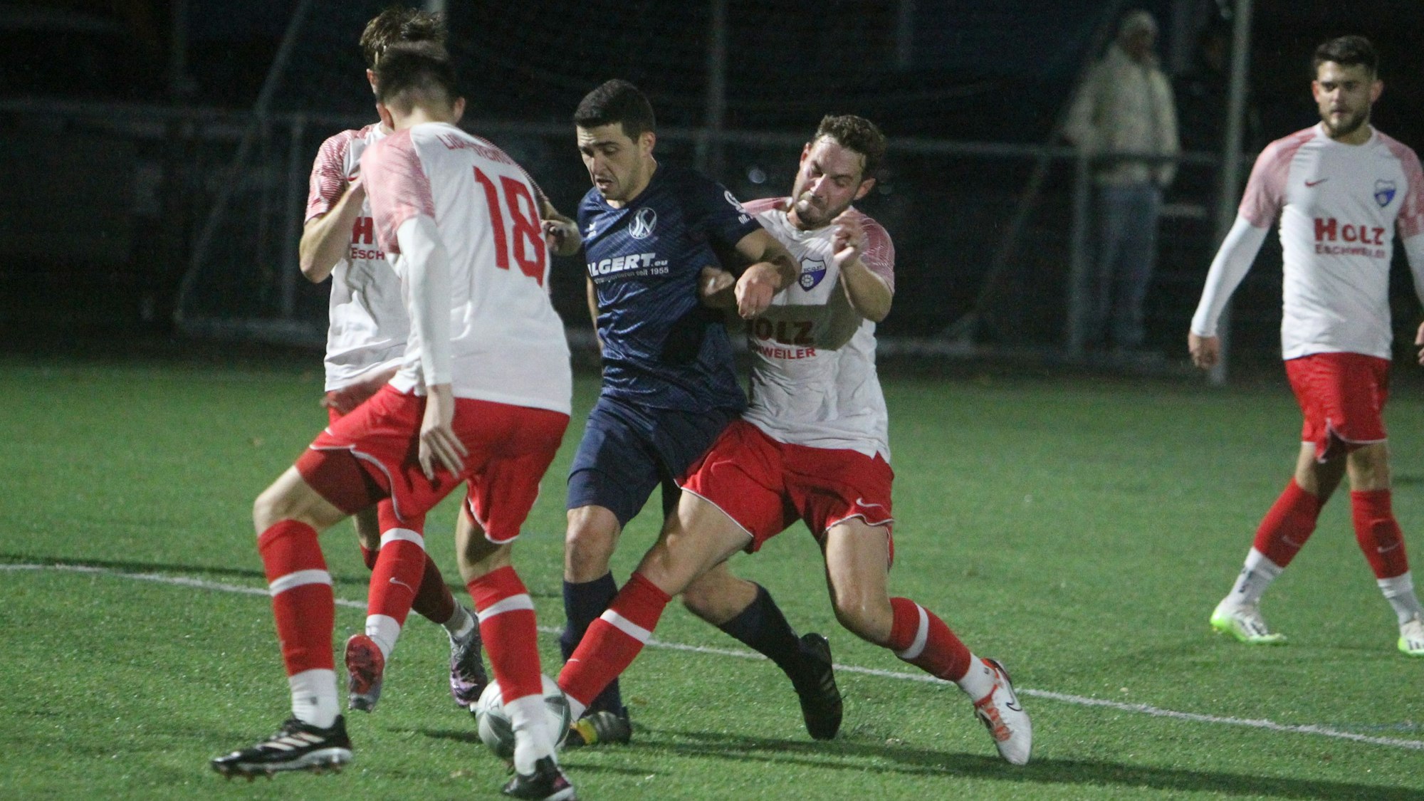Die Szene, die zum Elfmeter führte: Siegburgs Hussein Hammouda (Mitte) wird von zwei Gegenspielern in die Zange genommen.