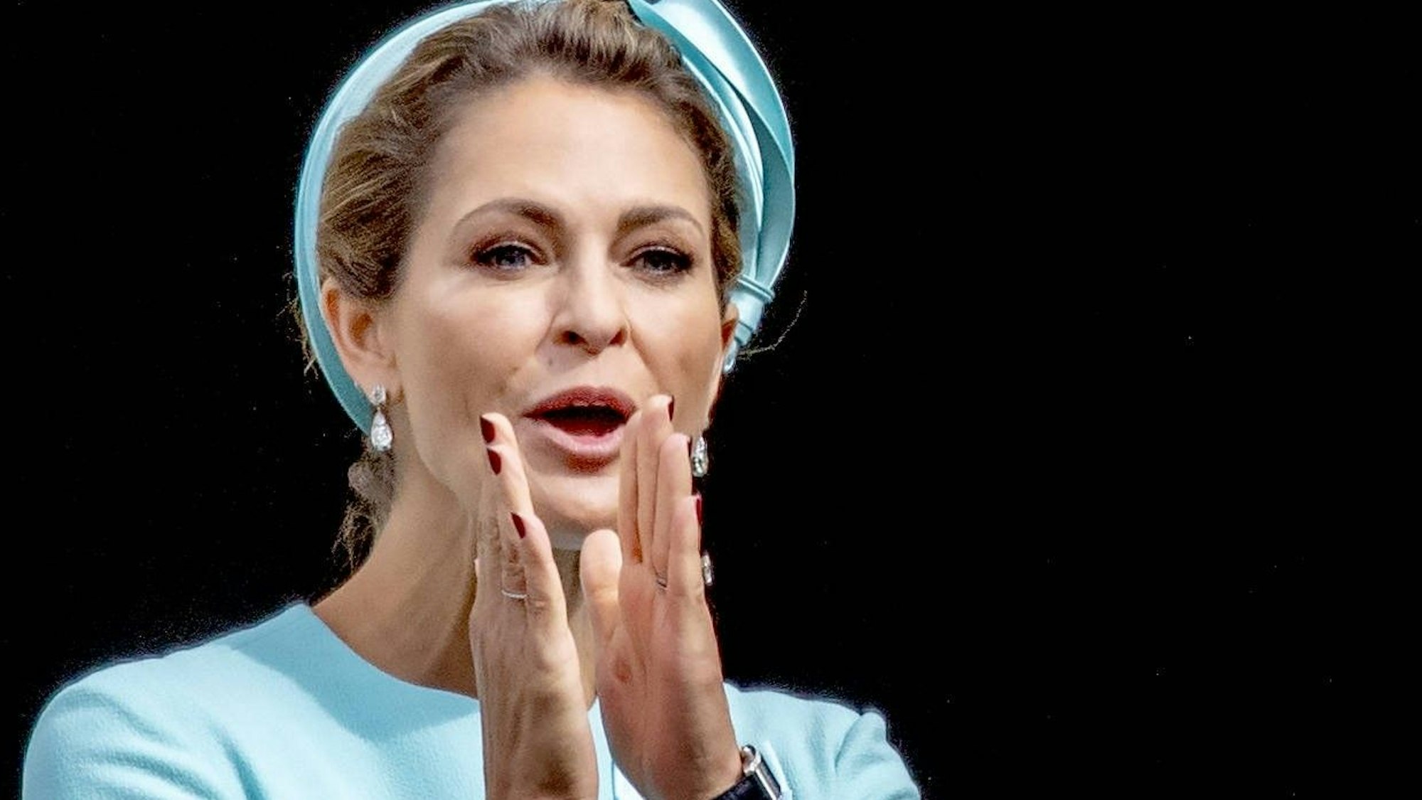 Prinzessin Madeleine ruft etwas.