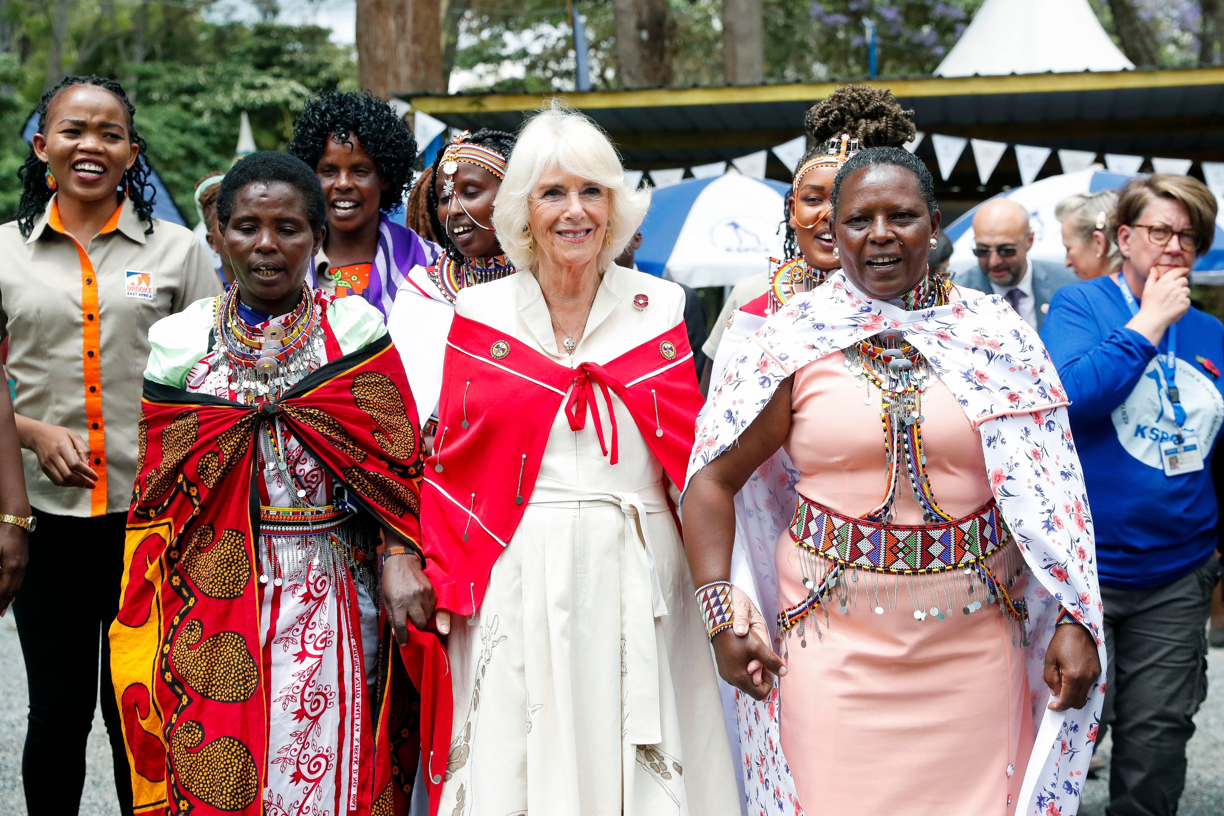 Königin Camilla mit Frauen der Massai