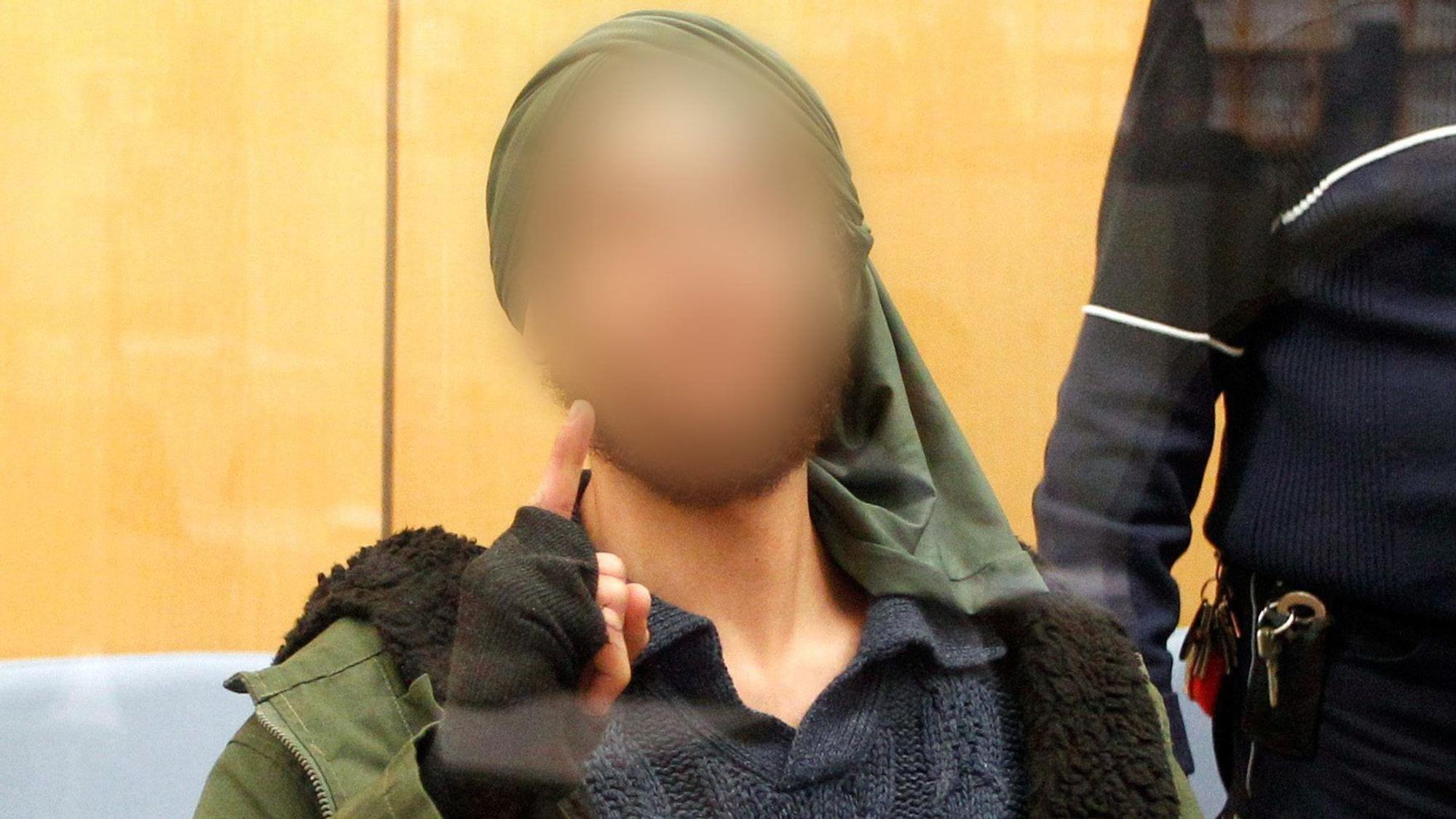 Der Angeklagte wartet hinter einer Sicherheitsscheibe vor dem Oberlandesgericht auf den Prozessbeginn. Er wurde am 6. April 2017 als IS-Terrorist vom Düsseldorfer Oberlandesgericht zu fünf Jahren Jugendhaft verurteilt. Gegen den am 24.10. in Duisburg festgenommenen vorbestraften Islamisten ist Haftbefehl erlassen worden, teilte die Generalstaatsanwaltschaft Düsseldorf am Mittwoch mit. Der 29-Jährige soll sich gegenüber einem Chatpartner in Syrien zur Begehung eines islamistisch motivierten Anschlags auf eine pro-israelische Demonstration bereiterklärt haben.