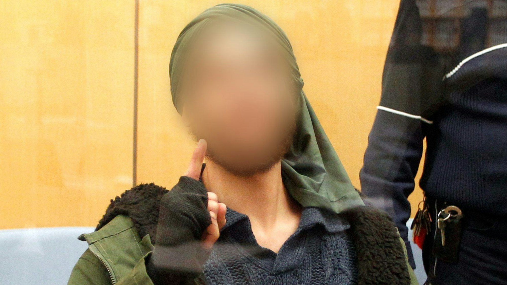 Der Angeklagte wartet hinter einer Sicherheitsscheibe vor dem Oberlandesgericht auf den Prozessbeginn. Er wurde am 6. April 2017 als IS-Terrorist vom Düsseldorfer Oberlandesgericht zu fünf Jahren Jugendhaft verurteilt. Gegen den am 24.10. in Duisburg festgenommenen vorbestraften Islamisten ist Haftbefehl erlassen worden, teilte die Generalstaatsanwaltschaft Düsseldorf am Mittwoch mit. Der 29-Jährige soll sich gegenüber einem Chatpartner in Syrien zur Begehung eines islamistisch motivierten Anschlags auf eine pro-israelische Demonstration bereiterklärt haben.