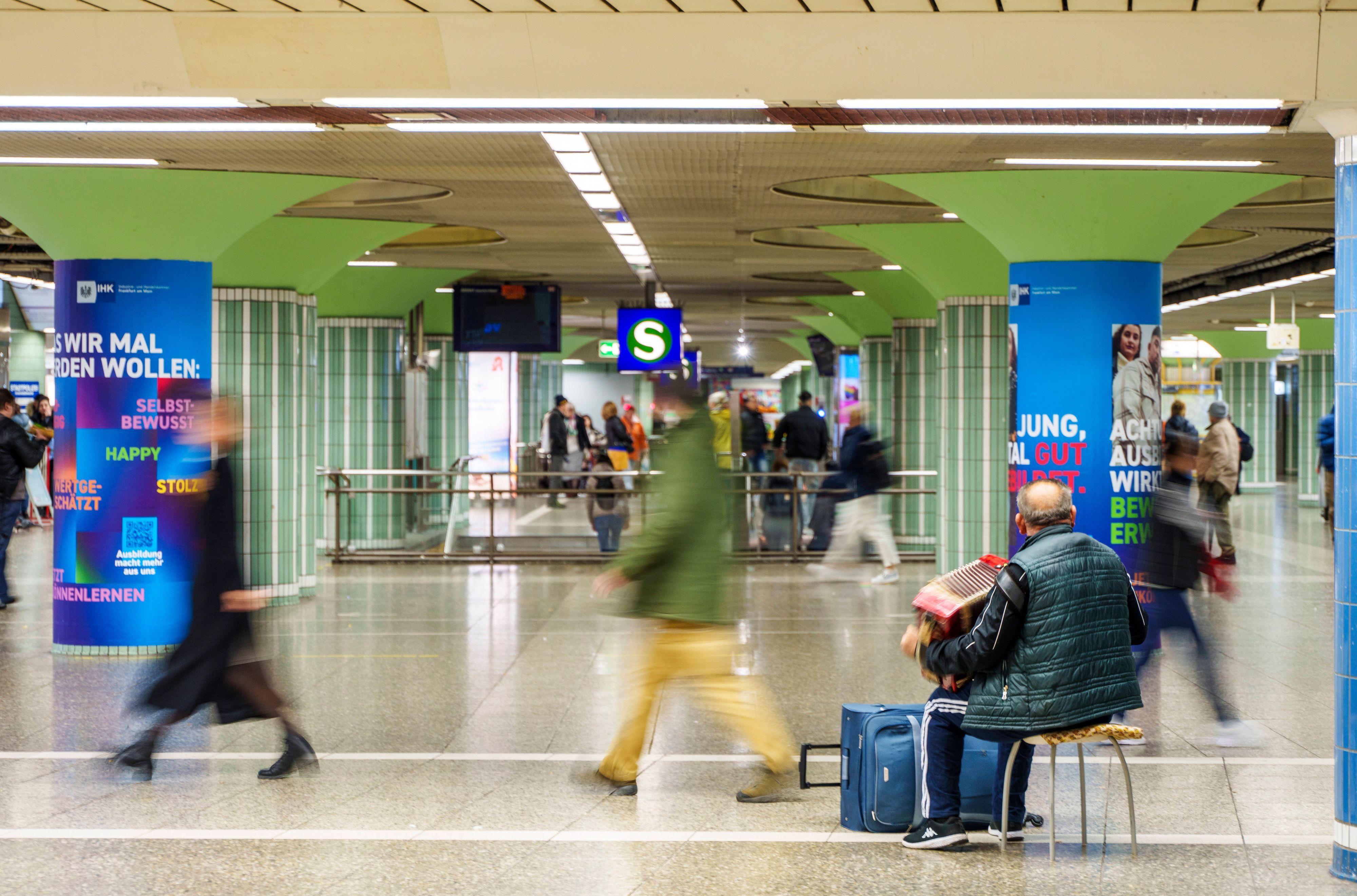Menschen gehen durch die B-Ebene des ÖPNV-Bahnhofs «Hauptwache» (Aufnahme mit längerer Belichtungszeit). Der ÖPNV-Knotenpunkt war nach dem Fund eines laut Polizei «handgranatenähnlichen Gegenstands» am frühen Morgen für Stunden gesperrt worden. Es kam zu massiven Störungen im Berufsverkehr. Nach Auskunft der Polizei wurde der Gegenstand durch die Experten des Landeskriminalamts gesichert. Die Sperrung der B-Ebene der Hauptwache wurde inzwischen aufgehoben.