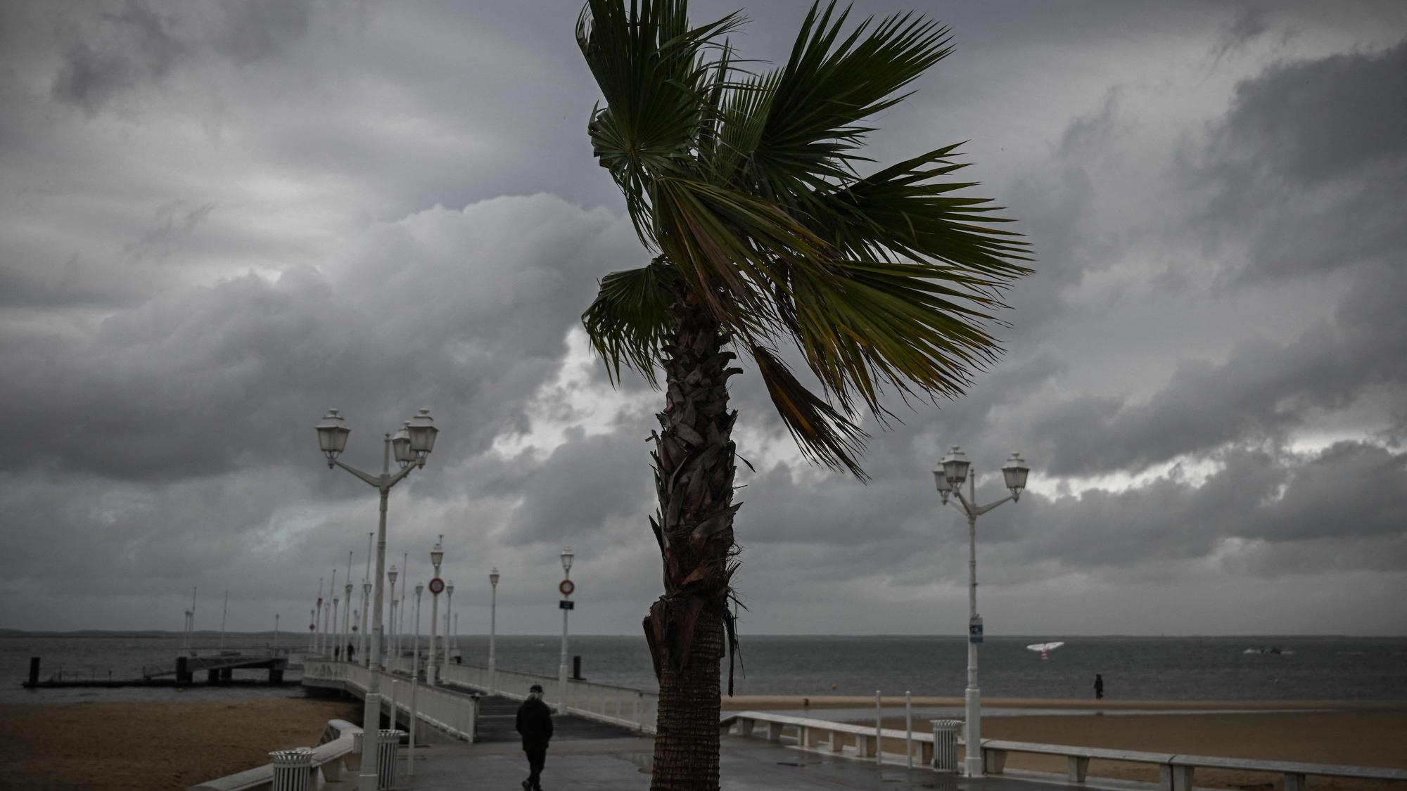 Frankreich, Großbritannien und Irland warnen vor der Ankunft von Sturm Ciaran.
