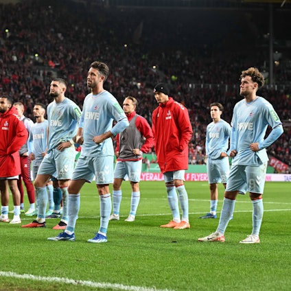 31.10.2023, Fussball DFB Pokal 2.Runde, 1.FC Kaiserslautern - 1.FC Köln emspor, v.l. Enttäuschung nach dem 2:3 und Pokal-Aus in Kaiserslautern bei den Kölnern Spielern