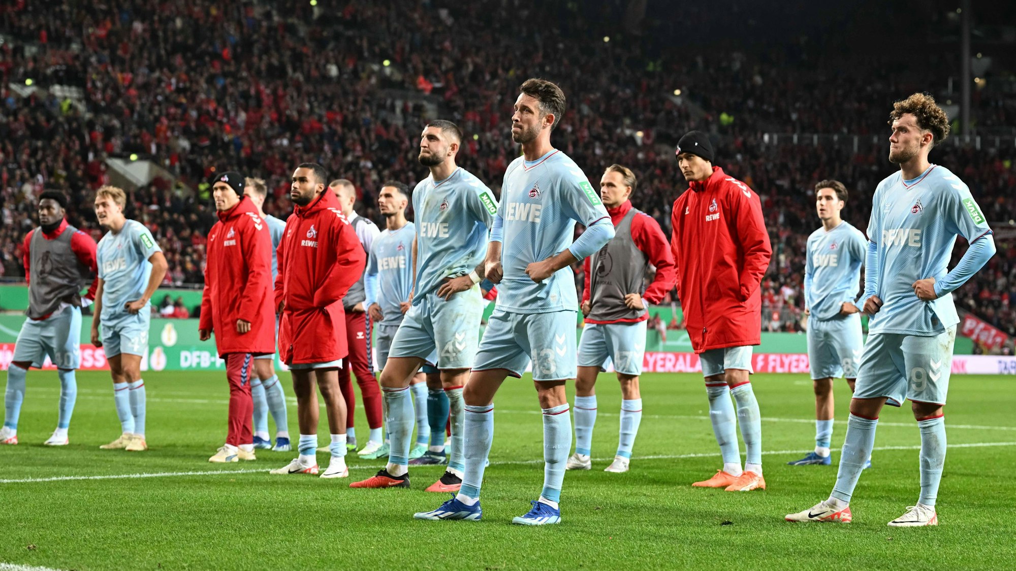 31.10.2023, Fussball DFB Pokal 2.Runde, 1.FC Kaiserslautern - 1.FC Köln emspor, v.l. Enttäuschung nach dem 2:3 und Pokal-Aus in Kaiserslautern bei den Kölnern Spielern