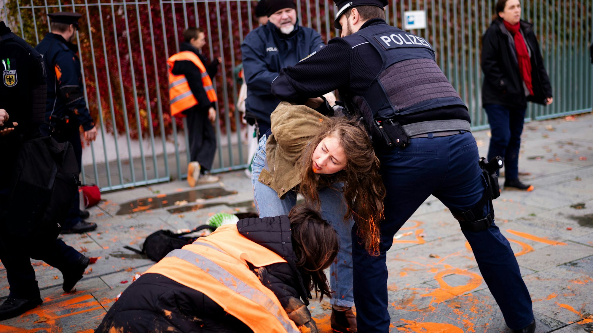 Die Polizei geht gegen Aktivisten der Letzten Generation vor.
