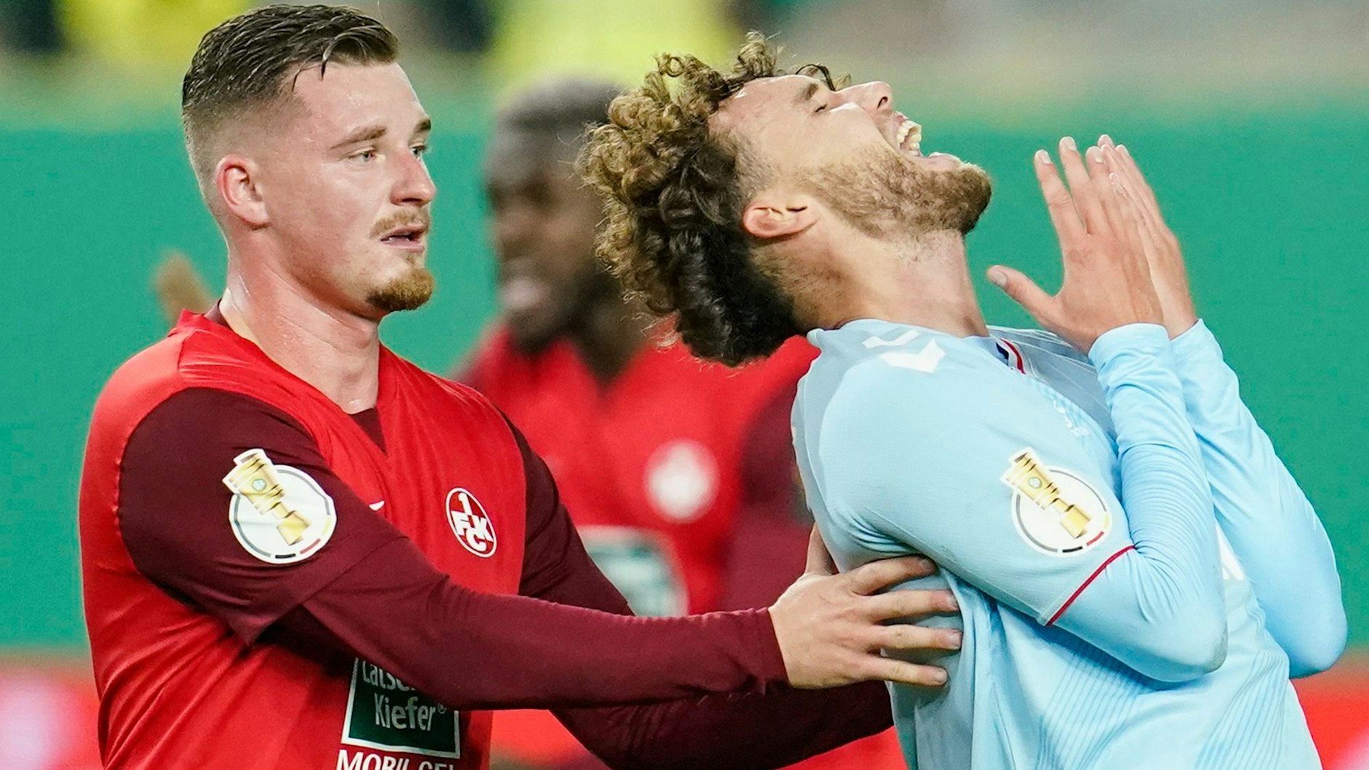 31.10.2023, Rheinland-Pfalz, Kaiserslautern: Fußball: DFB-Pokal, 1. FC Kaiserslautern - 1. FC Köln, 2. Runde, Fritz-Walter-Stadion. Kölns Luca Waldschmidt (r) gestikuliert. Links neben ihm steht Kaiserslauterns Marlon Ritter. Foto: Uwe Anspach/dpa -