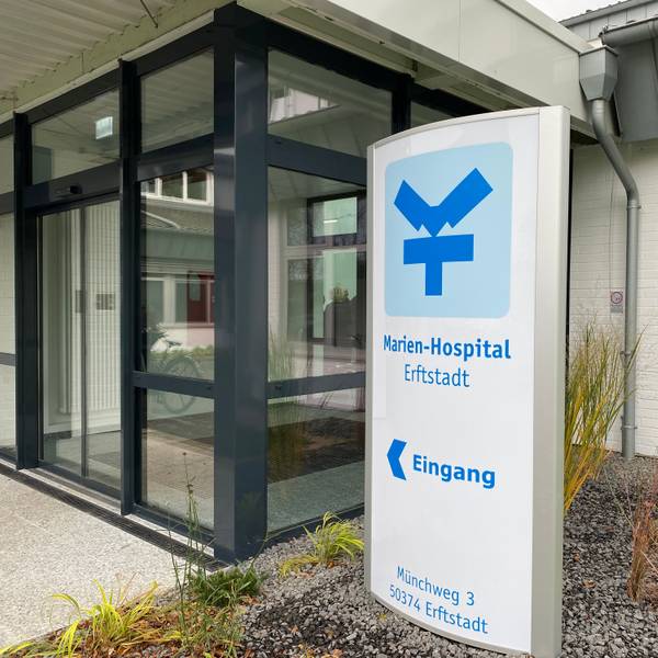 Zu sehen ist der Eingang eines Krankenhauses.