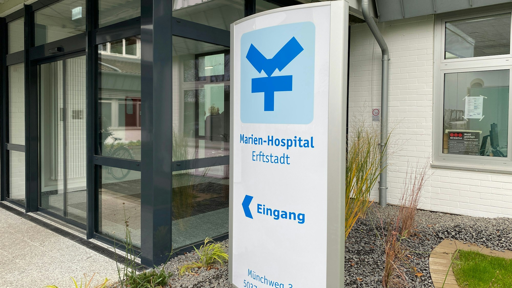 Der Eingang des Marien-Hospitals in Erftstadt-Frauenthal erstrahlt im neuen Glanz.