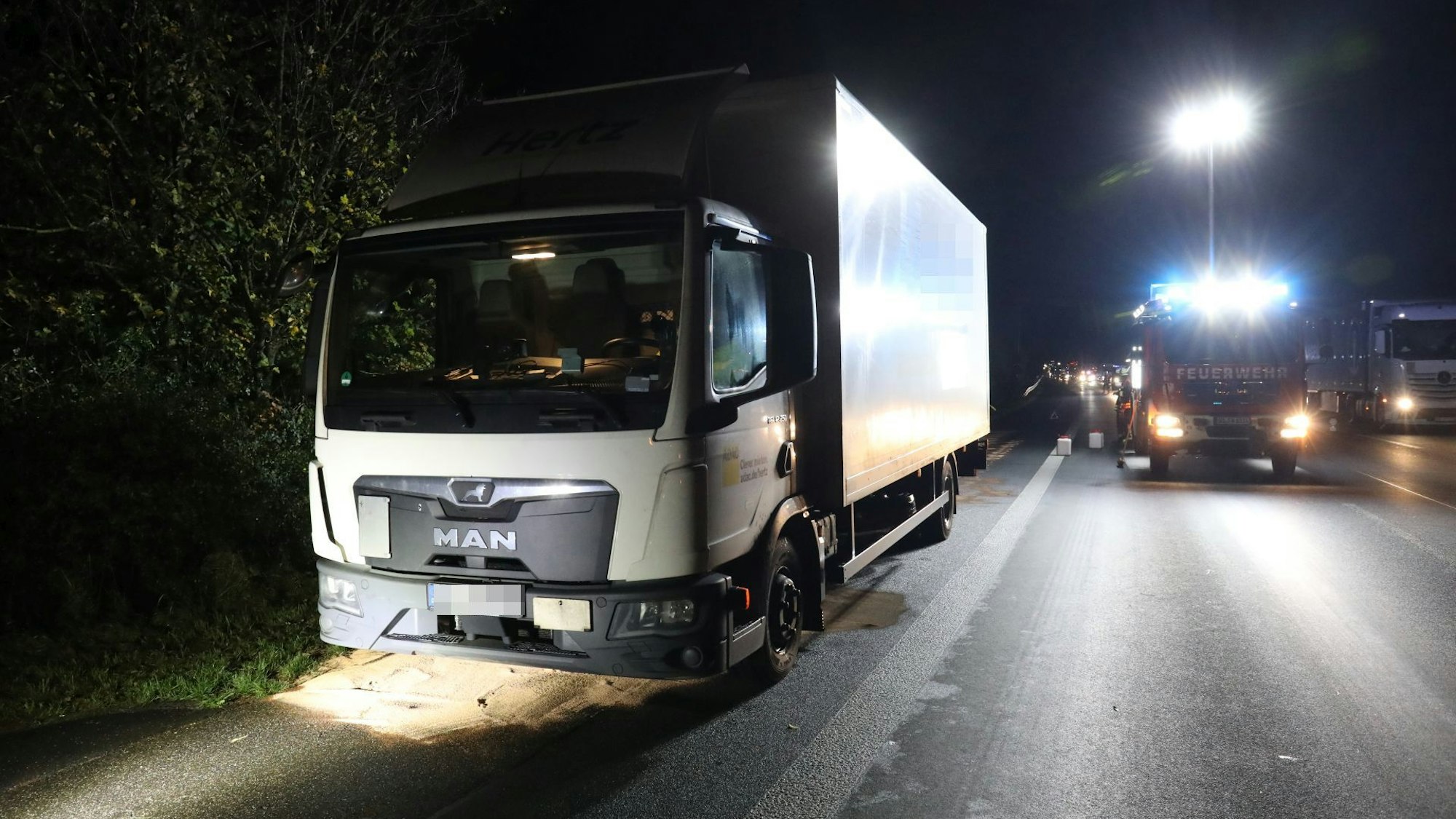 Bei einem Lastwagen riss nach dem Zusammenstoß mit einem Wildschwein die Ölwanne auf, Einsatzkräfte der Feuerwehr streuten ab.