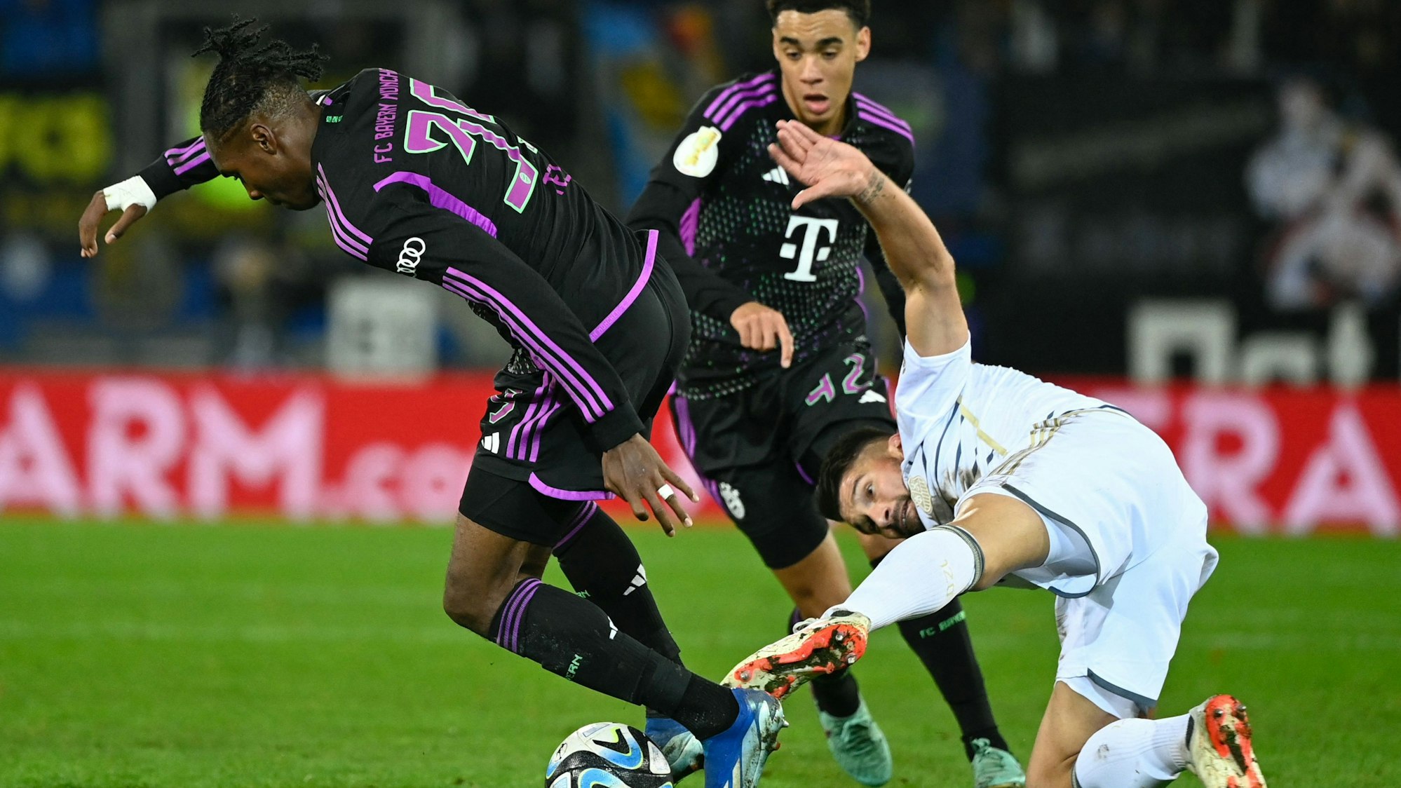 Maths Tel (l.) wird von Kai Brünker (r.) getackelt.