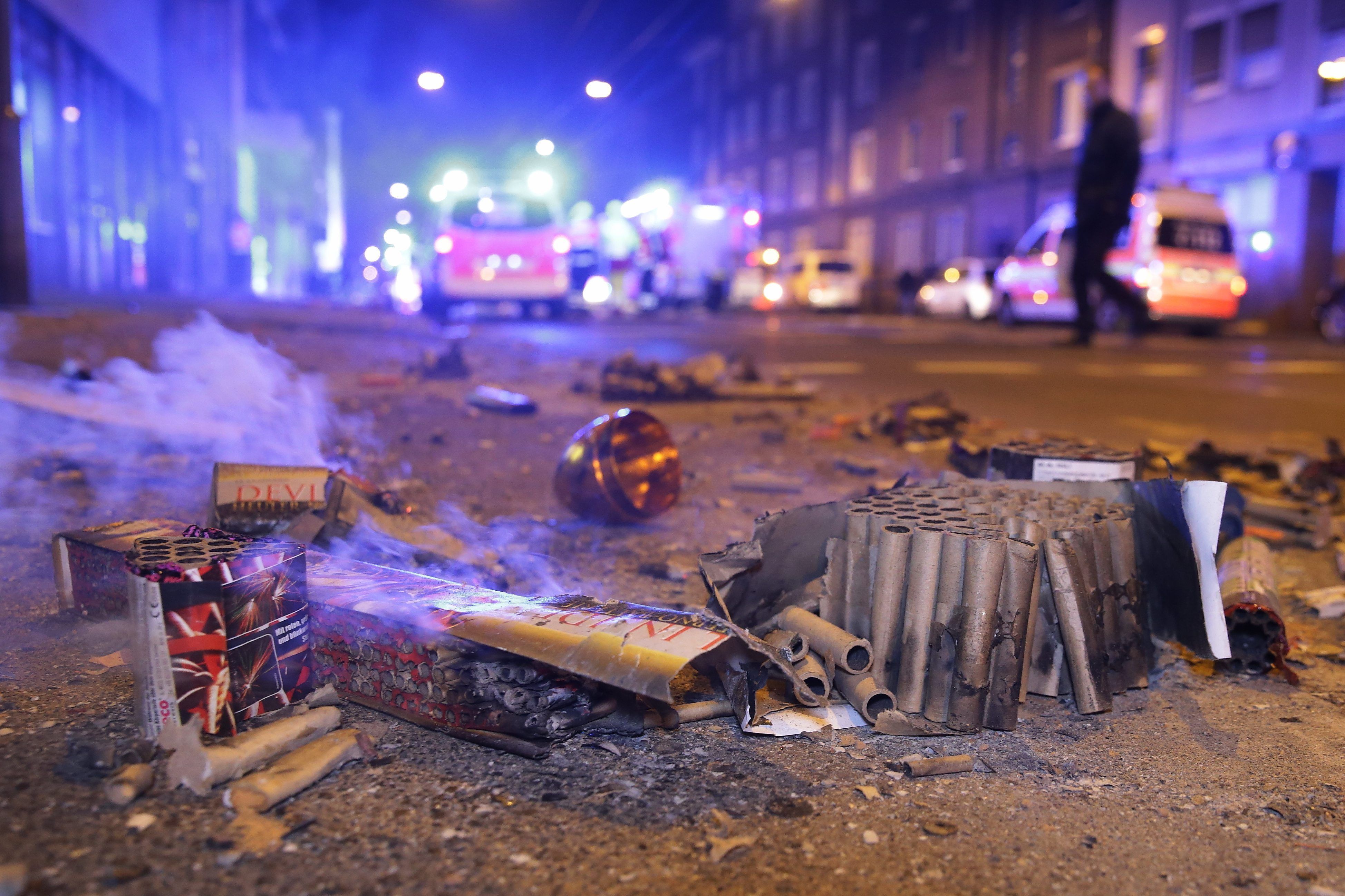 Abgebrannte Böller liegen auf der Straße.