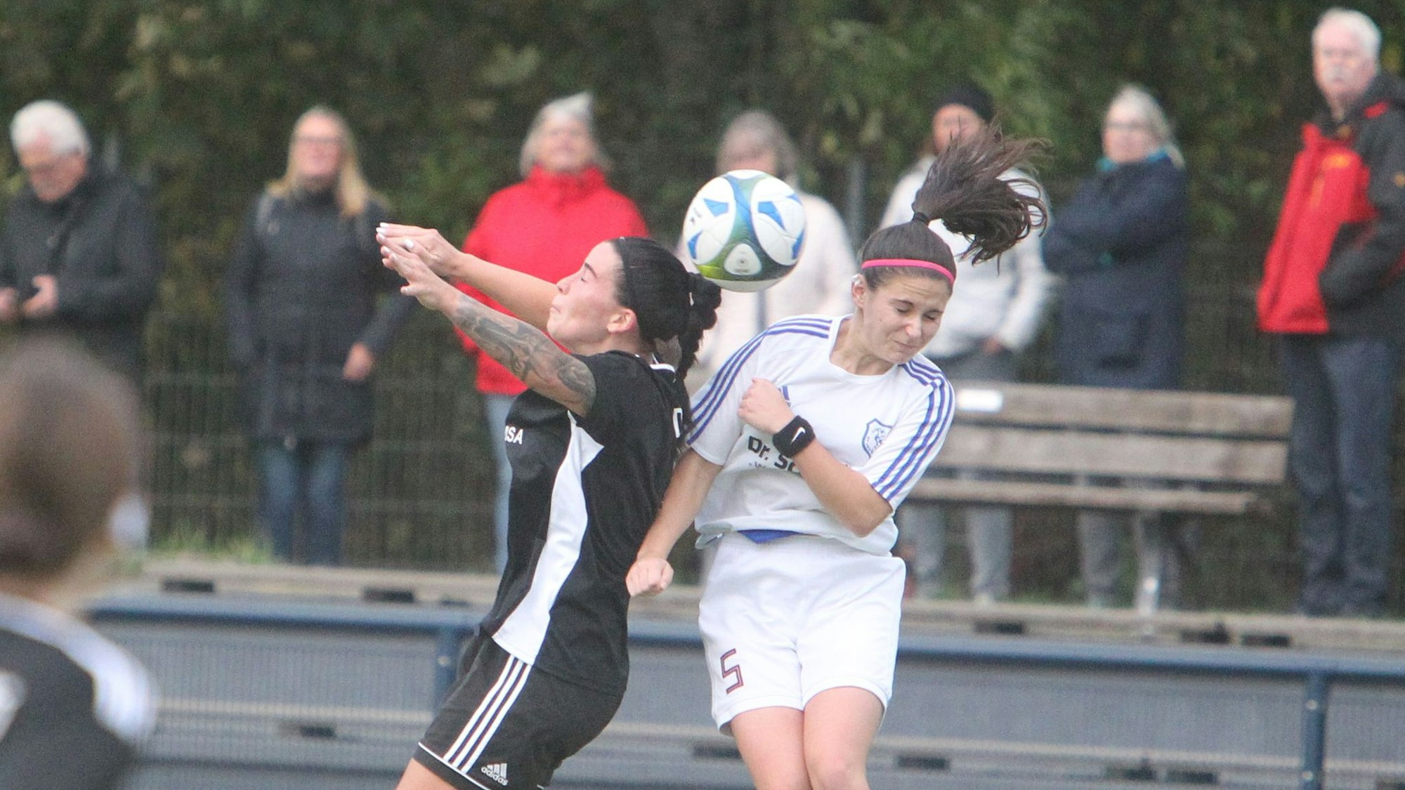 Augen zu und durch: Emilia Salcedas (rechts) vom SV Menden.