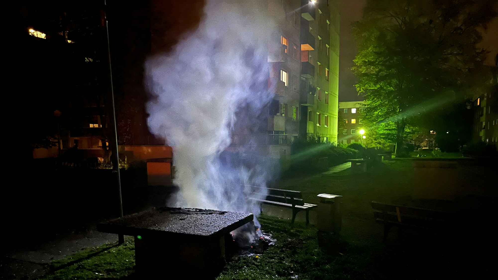 Zwischen Hochäusern an der Straße Zum Altenforst brannte ein Papiercontainer, eine Rauchsäule stieg in den Nachthimmel.