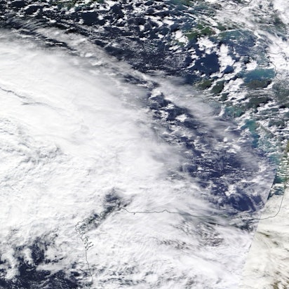 Orkan Ciarán, aufgenommen von einem Satelitten der US-Weltraumbehörde Nasa kurz vor dem Eintreffen in Westeuropa. Es wurden Windgeschwindigkeiten von mehr als 200 km/h und Wellen von zehn Metern Höhe gemessen.