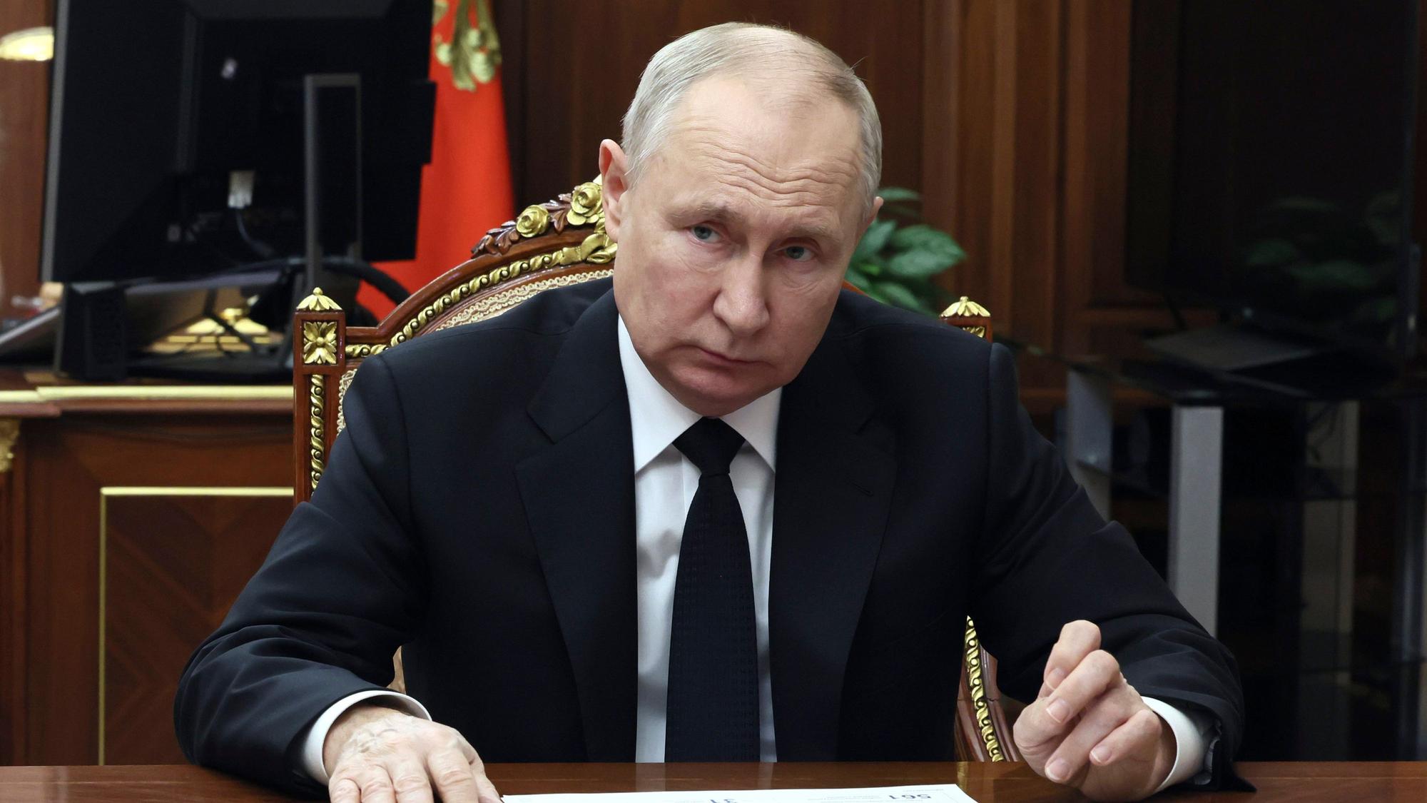 Wladimir Putin, Präsident von Russland, hat einen weiteren Straftäter begandigt, damit er an der Front kämpfen kann.
