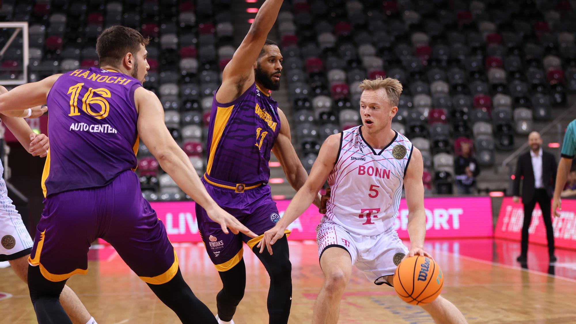 Spielmacher Harald Frey (r.) konnte mit 26 Punkten die Niederlage auch nicht verhindern. Foto: Jürgen Schwarz C. J. Harris (Holon, L), Harald Frey (Bonn) , BCL , 1. Spieltag, Telekom Baskets Bonn vs Hapoel Holon, Bonn, Deutschland, 01.11.2023.
