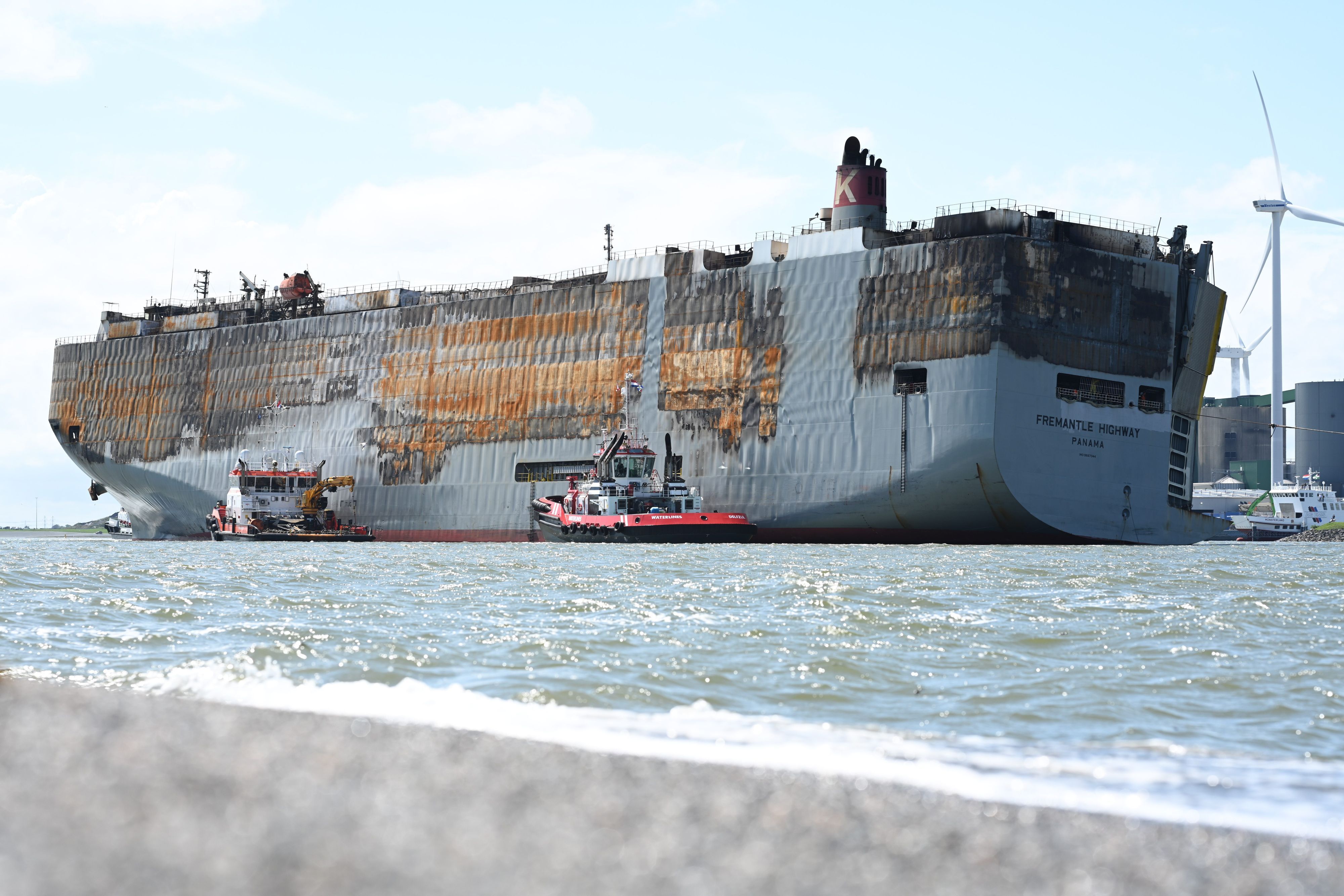 Der schwer beschädigte Autofrachter »Fremantle Highway« liegt im Hafen. Gut eine Woche nach Ausbruch des Feuers war das etwa 200 Meter lange Schiff über Stunden zu dem Nordsee-Hafen an der Emsmündung geschleppt worden.