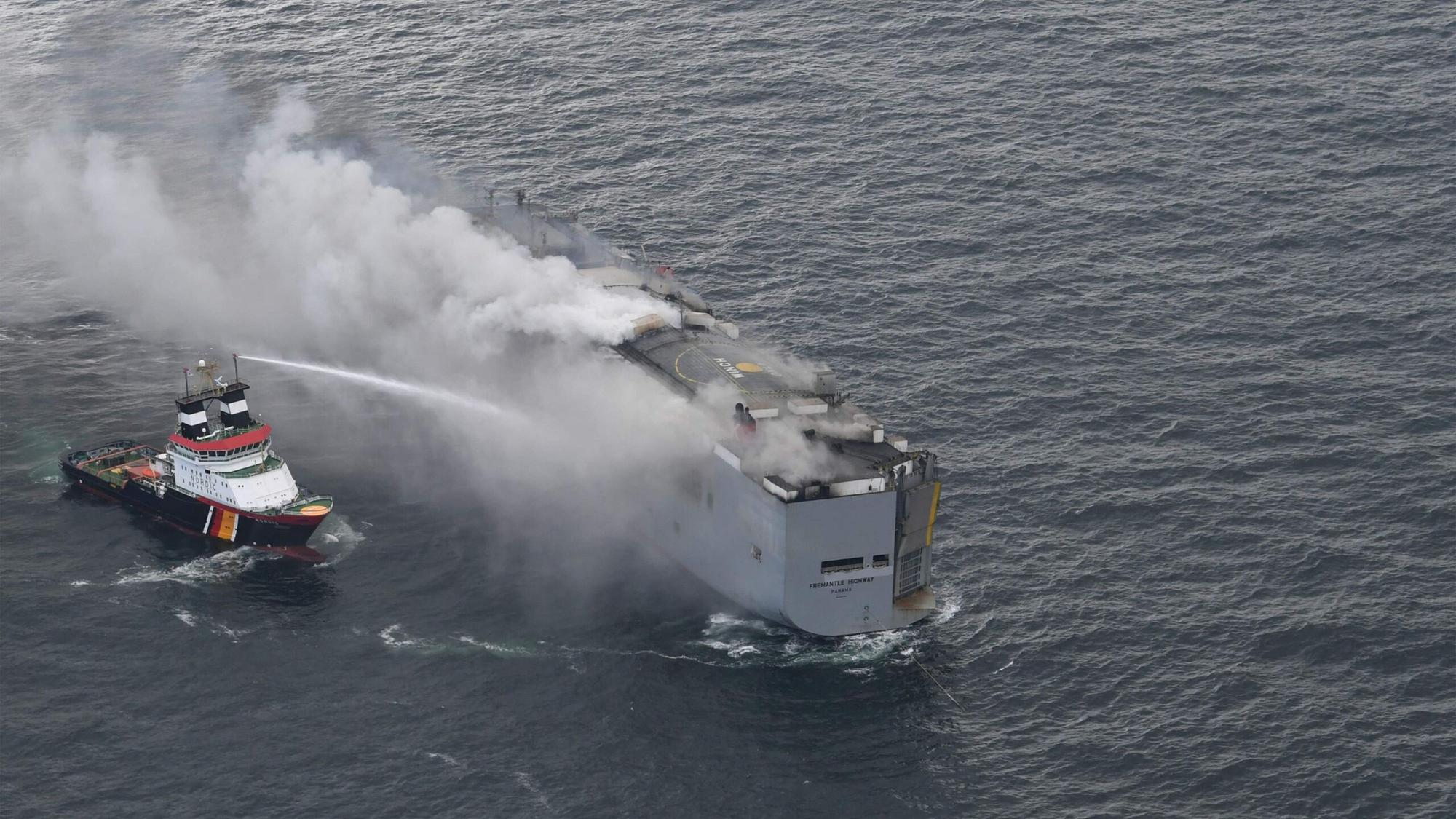 Dieses von der niederländischen Küstenwache am 26. Juli 2023 veröffentlichte Handout-Foto zeigt ein Feuer an Bord des in Panama registrierten Autotransporters Fremantle Highway vor der Küste der nordniederländischen Insel Ameland. Niederländische Feuerwehrleute kämpften am 27. Juli 2023 einen zweiten Tag lang gegen einen Brand auf einem Frachtschiff vor der niederländischen Küste, der vermutlich durch Elektroautos ausgelöst wurde.