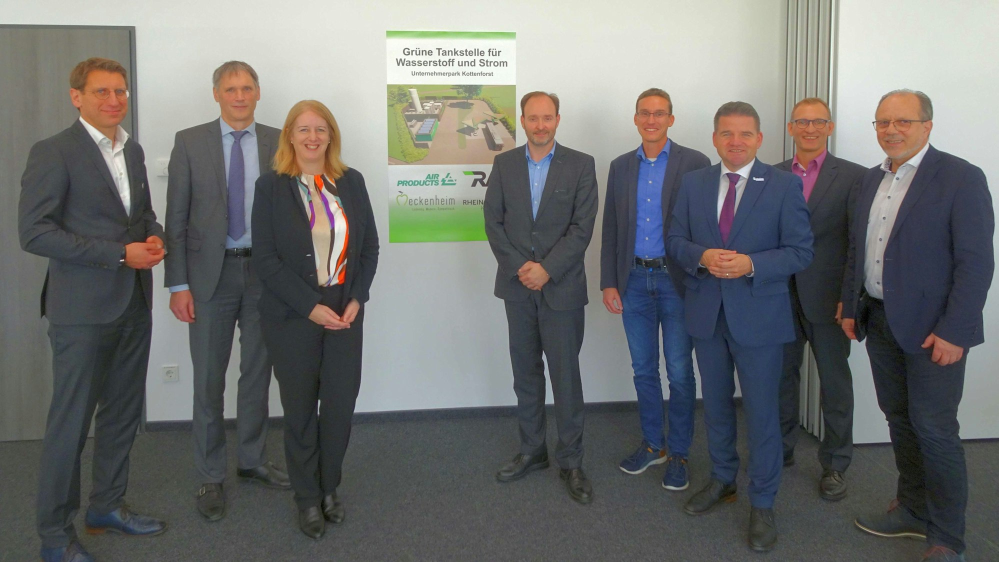 Zur Verwirklichung der geplanten Wasserstofftankstelle im Industriepark Kottenforst in Meckenheim bedarf es vieler Akteure. Meckenheims Bürgermeister Holger Jung (3.v.r) stellte das Projekt mit Dezernent Heinz-Peter Witt (r.) und Wirtschaftsförderer Dirk Schwindenhammer sowie den Vertragspartnern vor, darunter RVK-Geschäftsführer Dr. Marcel Frank (4.v.r.) und Jörg Hömberg (2.v.l.), Geschäftsführer des zukünftigen Betreibers der Wasserstofftankstelle, der Air Products. Rechts daneben Kathryn Wunderle, Business Development Manager bei Air Products.